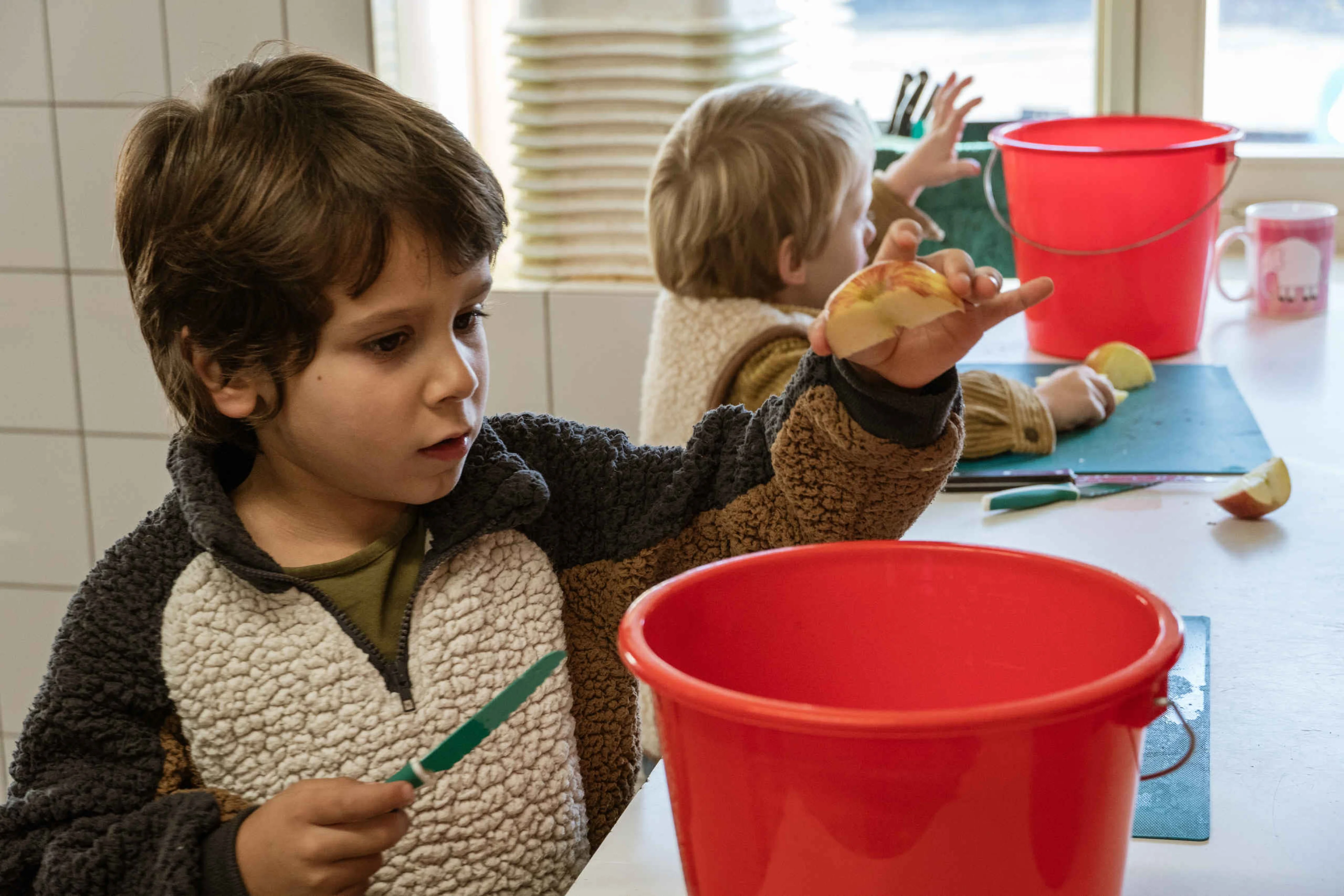 Een jongen staat in de keuken bij kinderfeestje dierverzorging in Eindhoven Zoo.