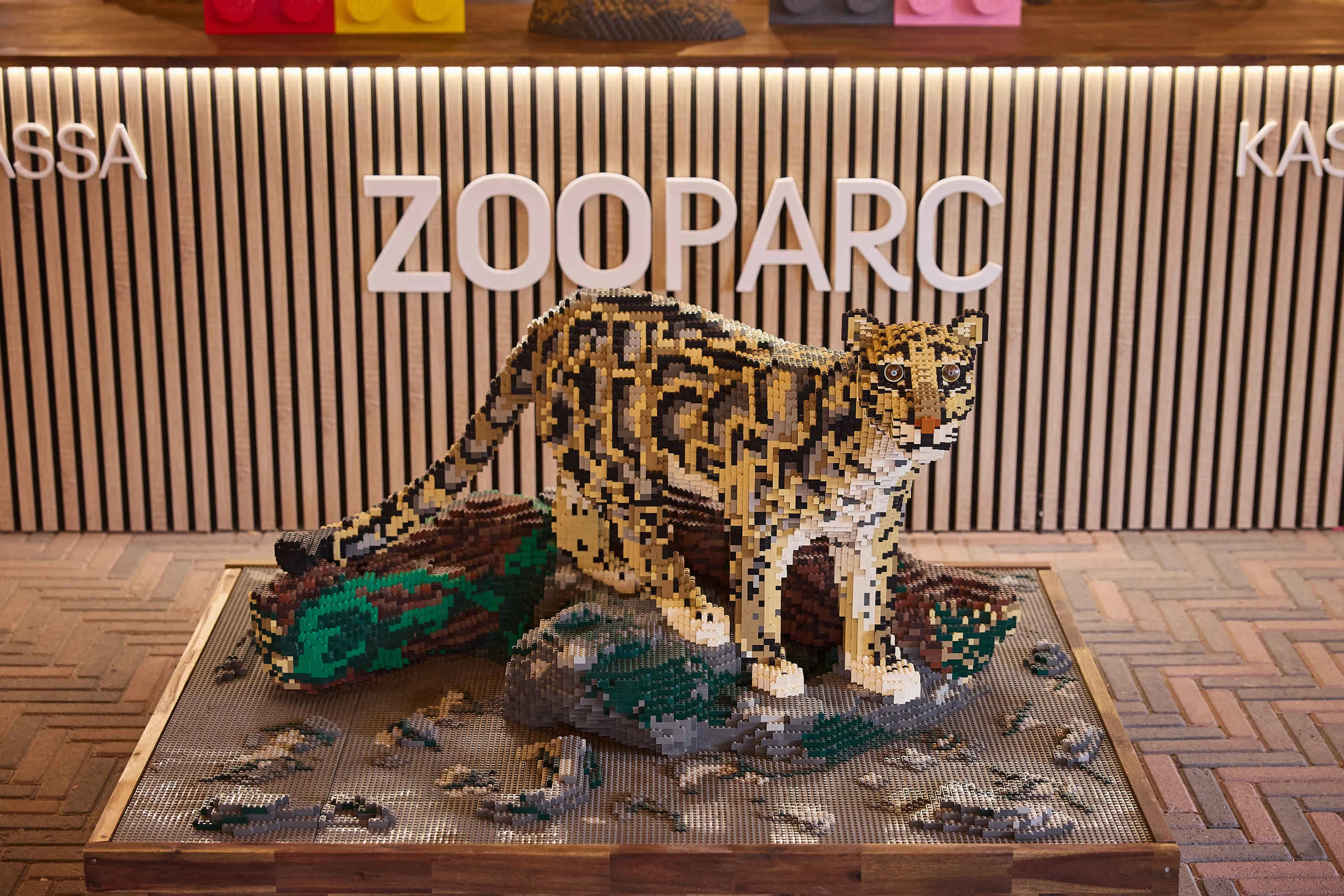 Een nevelpanter bij de kassa tijdens Wild Bricks in ZooParc Overloon