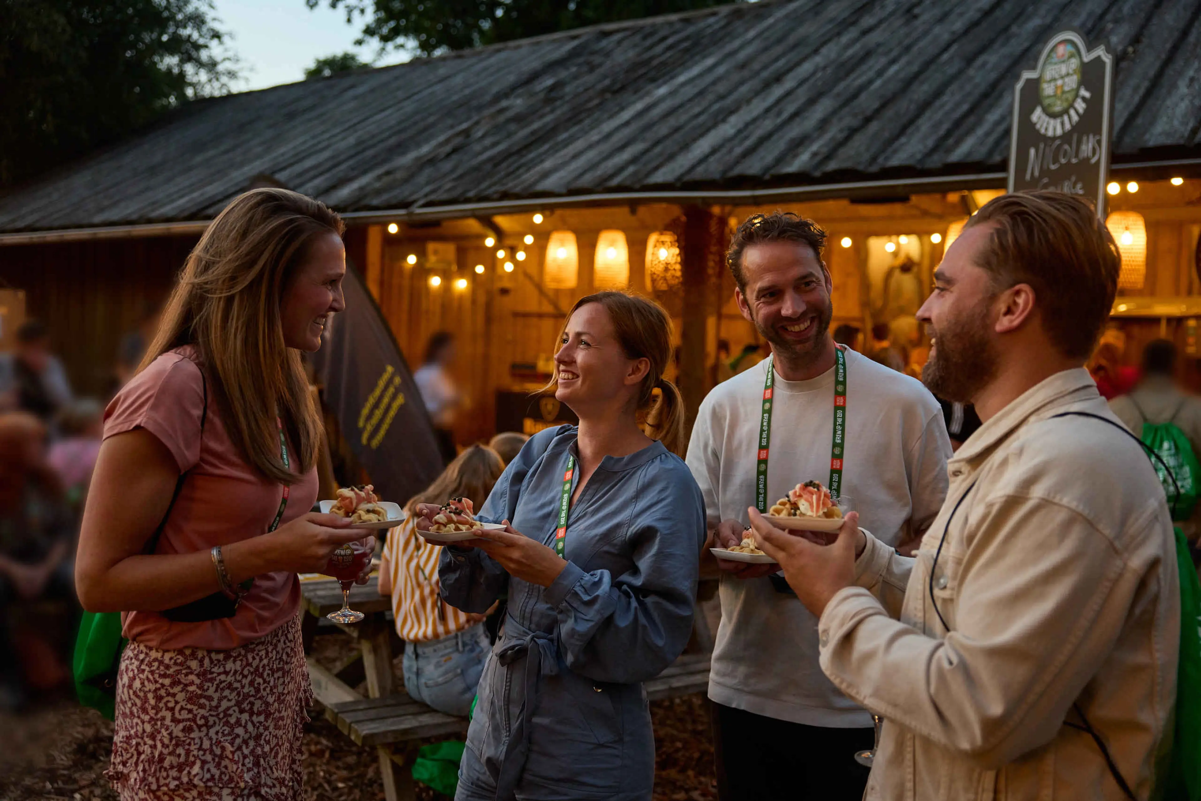 Collega's eten bij een evenement bij Beekse Bergen