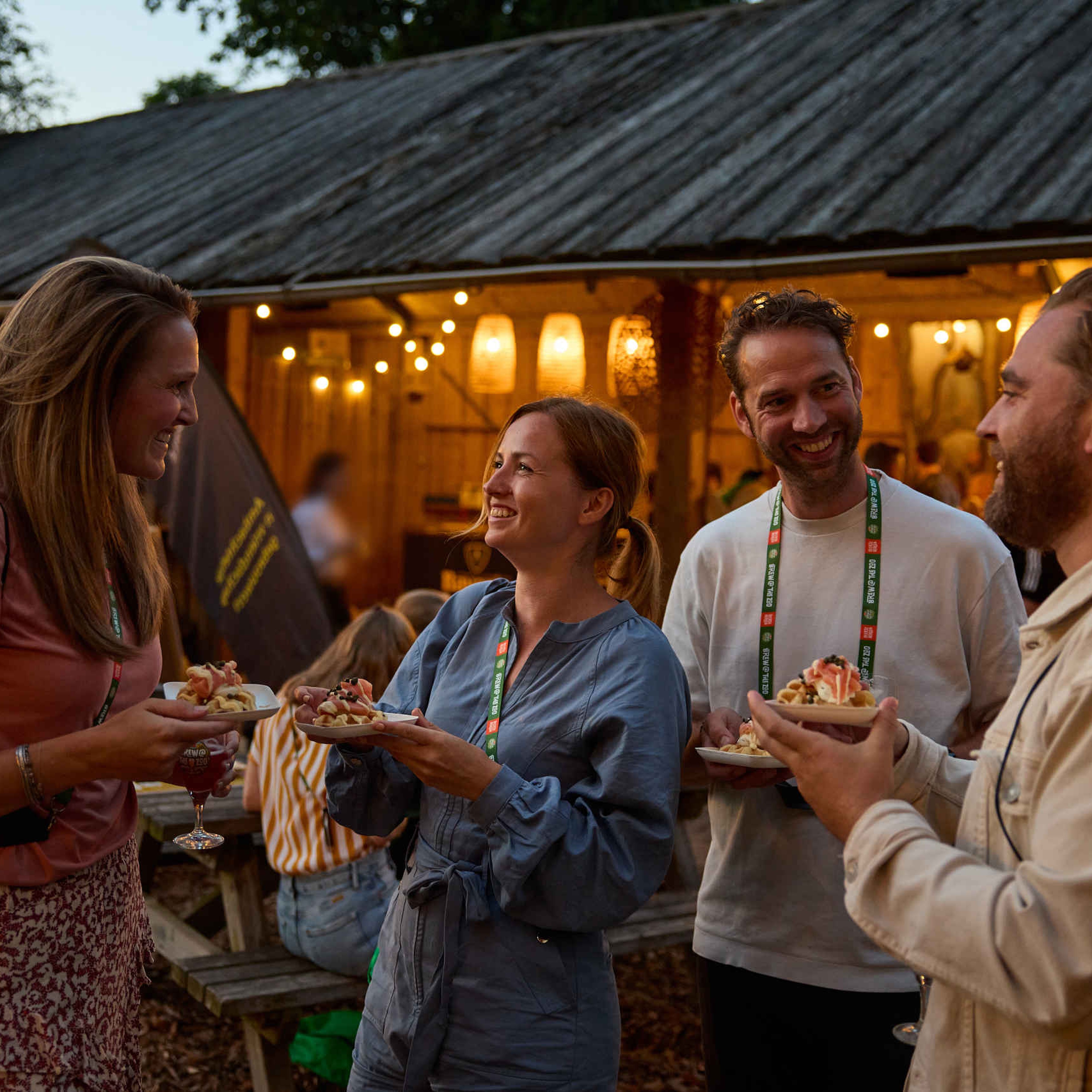 Collega's eten bij een evenement bij Beekse Bergen