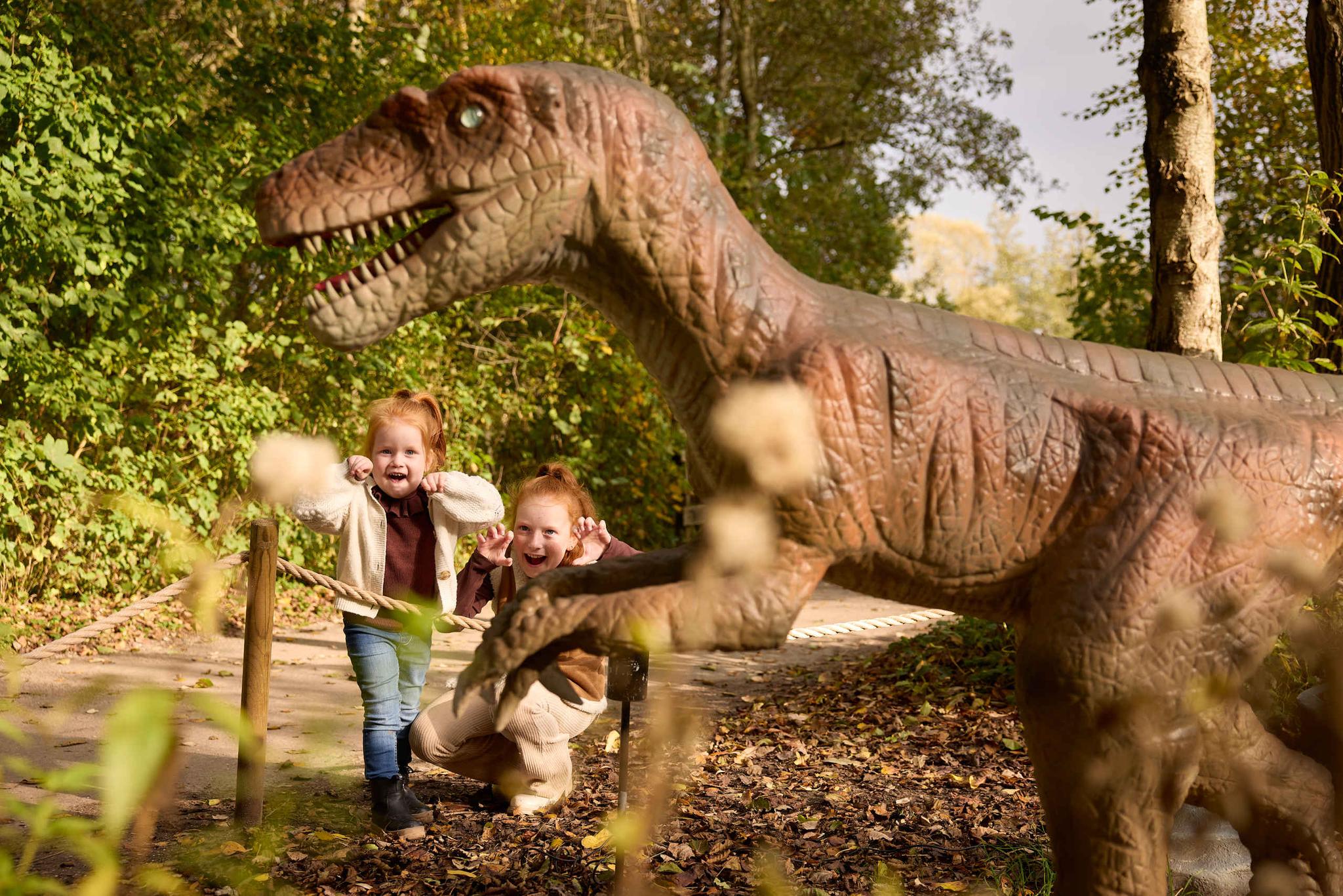 Meisjes schreeuwen bij dino tijdens de dinoweken in AquaZoo Leeuwarden
