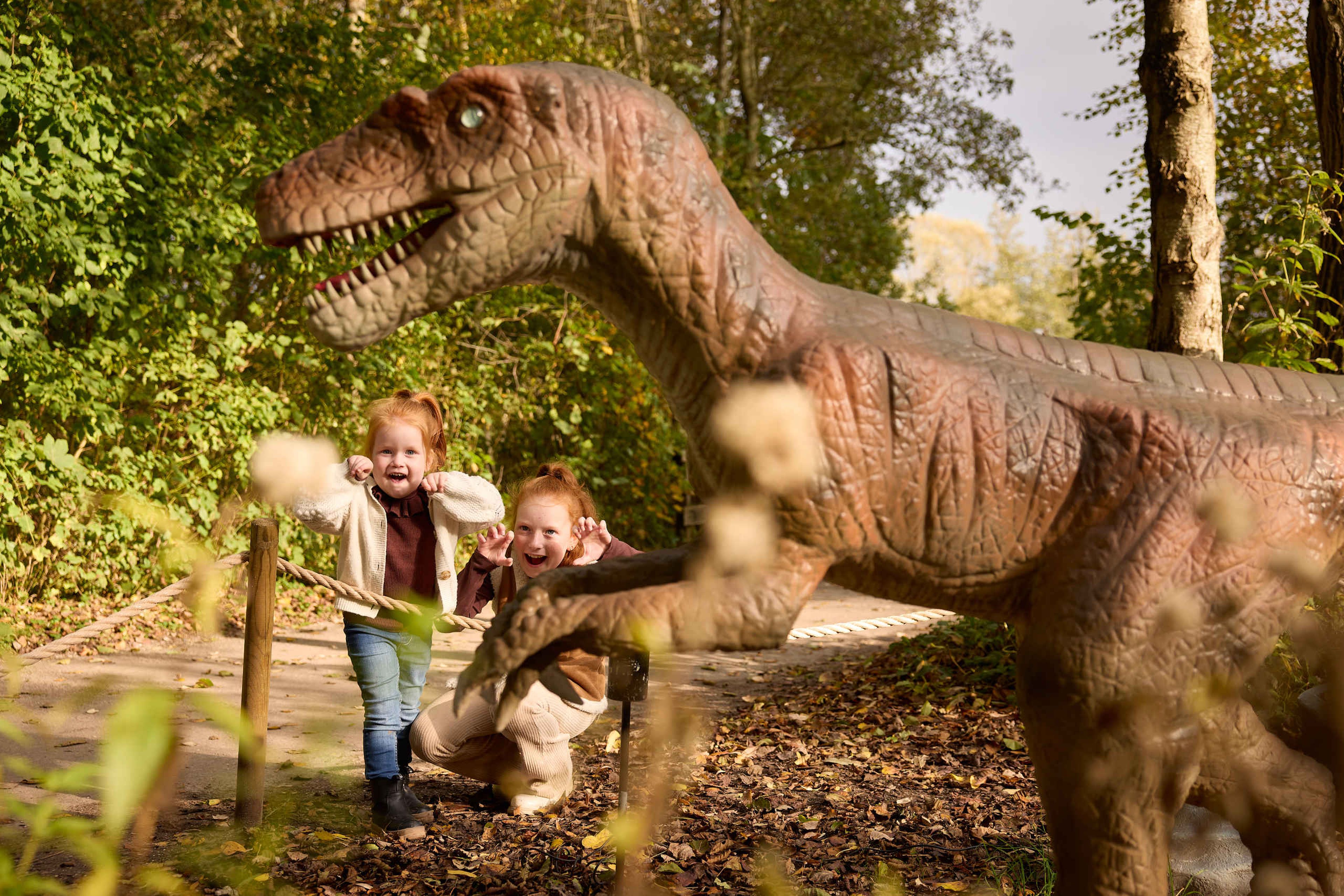 Meisjes schreeuwen bij dino tijdens de dinoweken in AquaZoo Leeuwarden