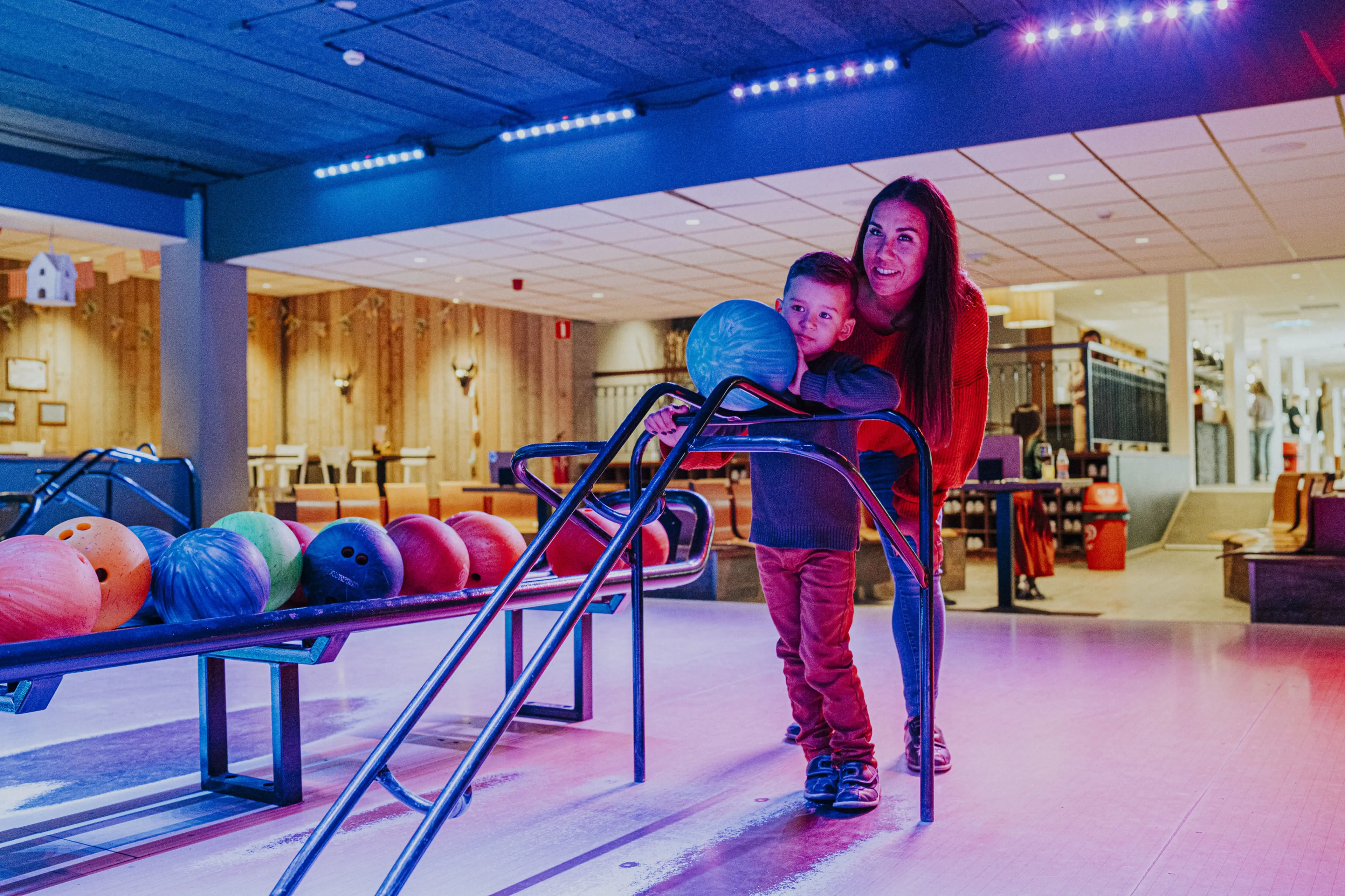 Moeder en kind samen aan het bowlen bij Vakantiepark Dierenbos