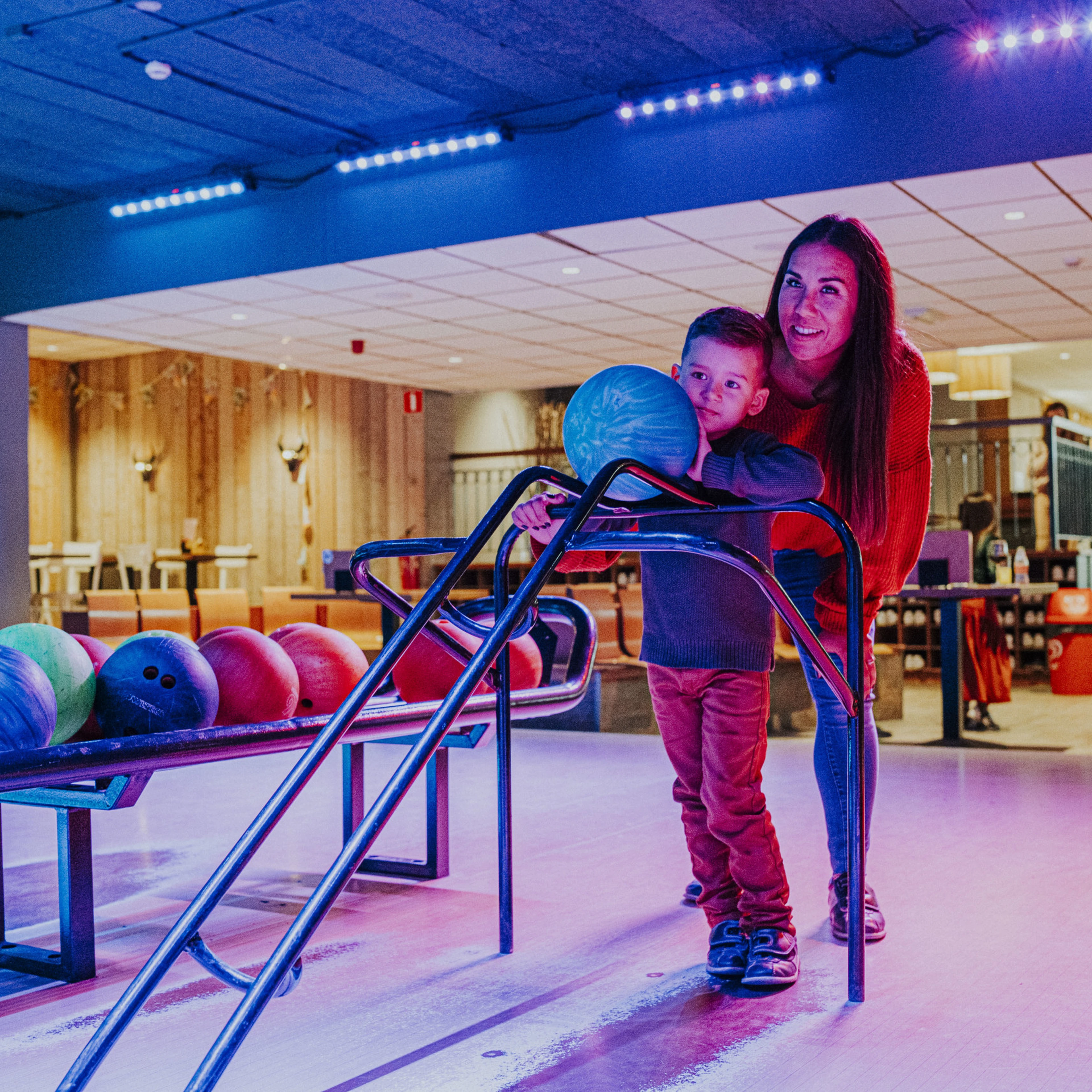 Moeder en kind samen aan het bowlen bij Vakantiepark Dierenbos