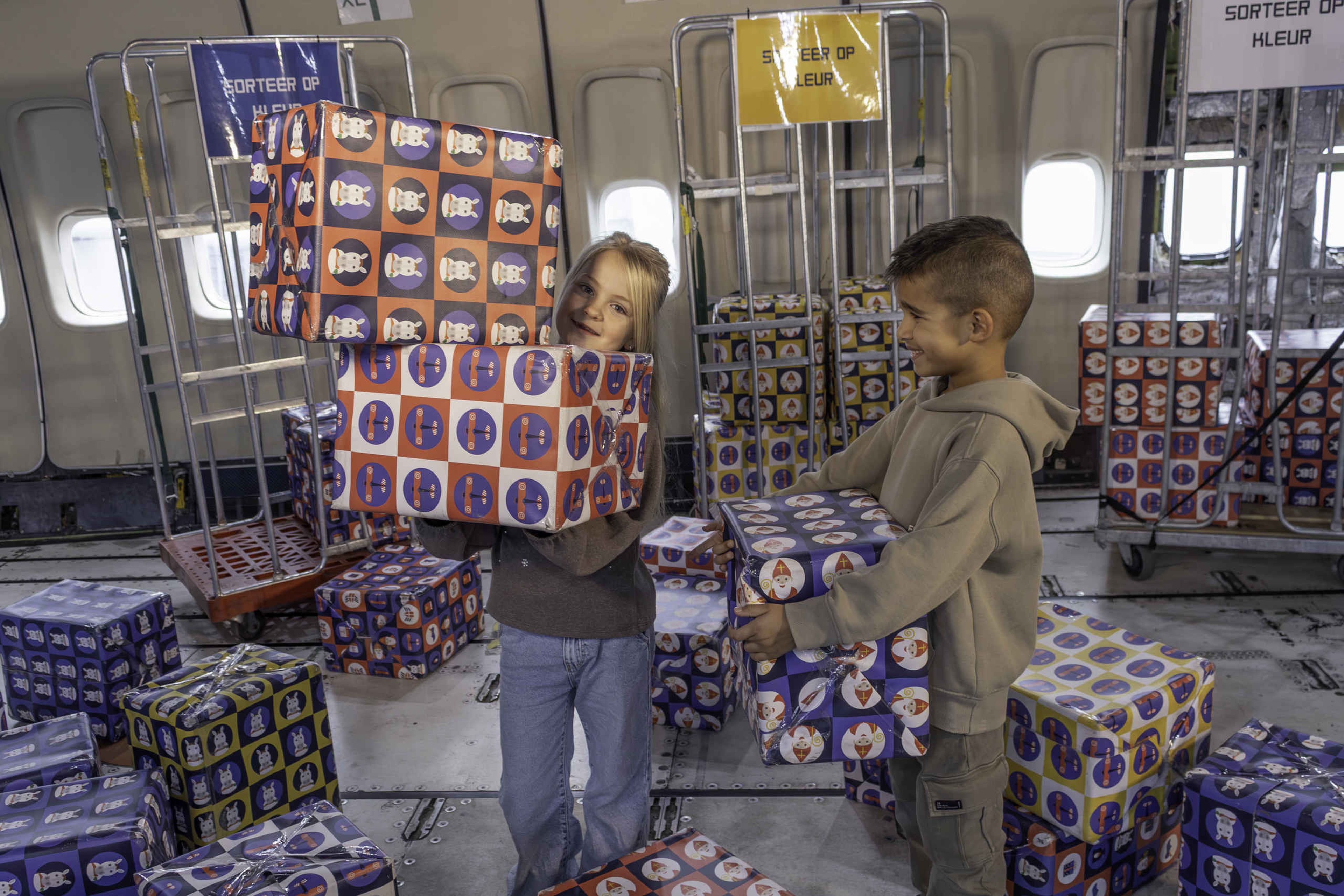 Kinderen sorteren pakjes tijdens SintAIRklaas bij Aviodrome