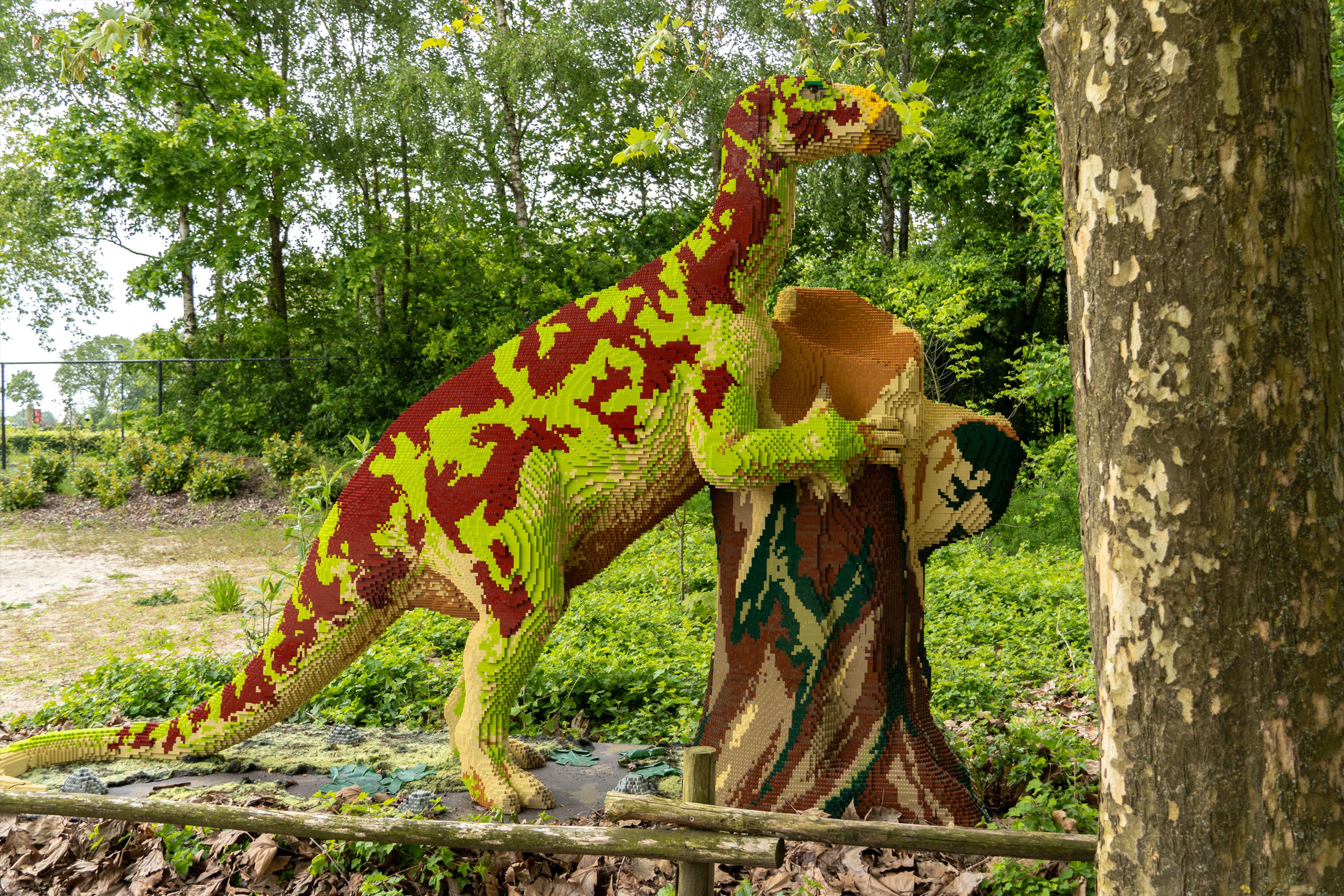 Een iguanodon tijdens Wild Bricks in ZooParc Overloon