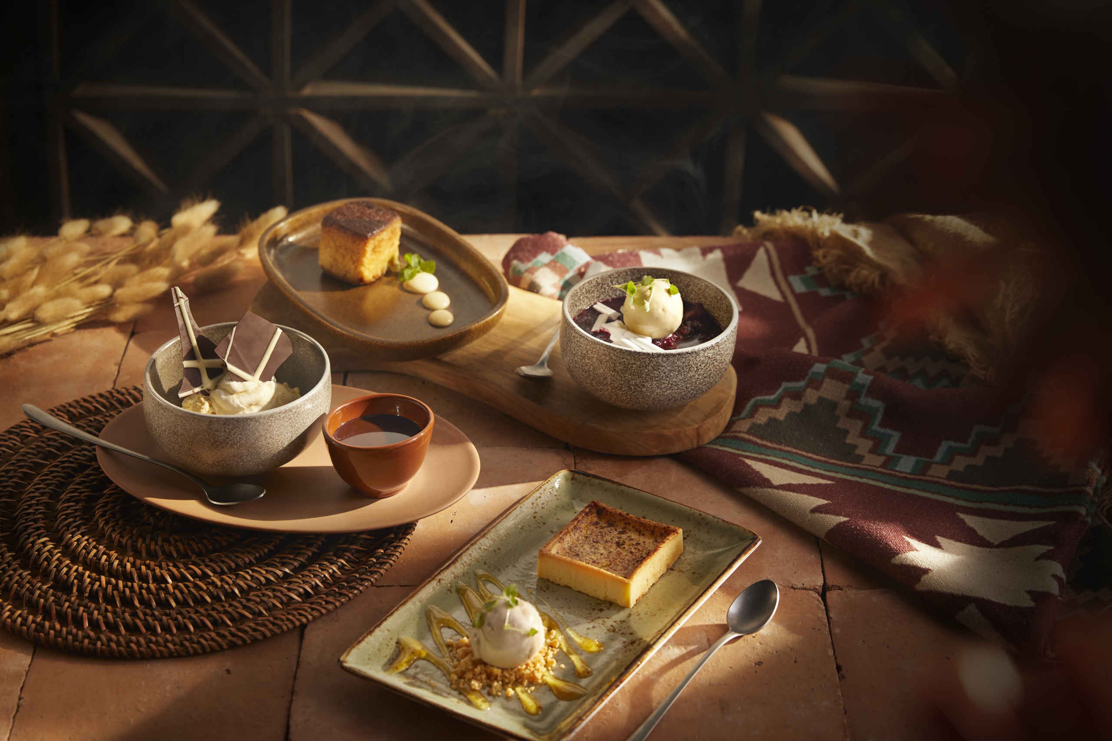 Een tafel gevuld met heerlijke nagerechten bij restaurant Moto in Safari Resort Beekse Bergen