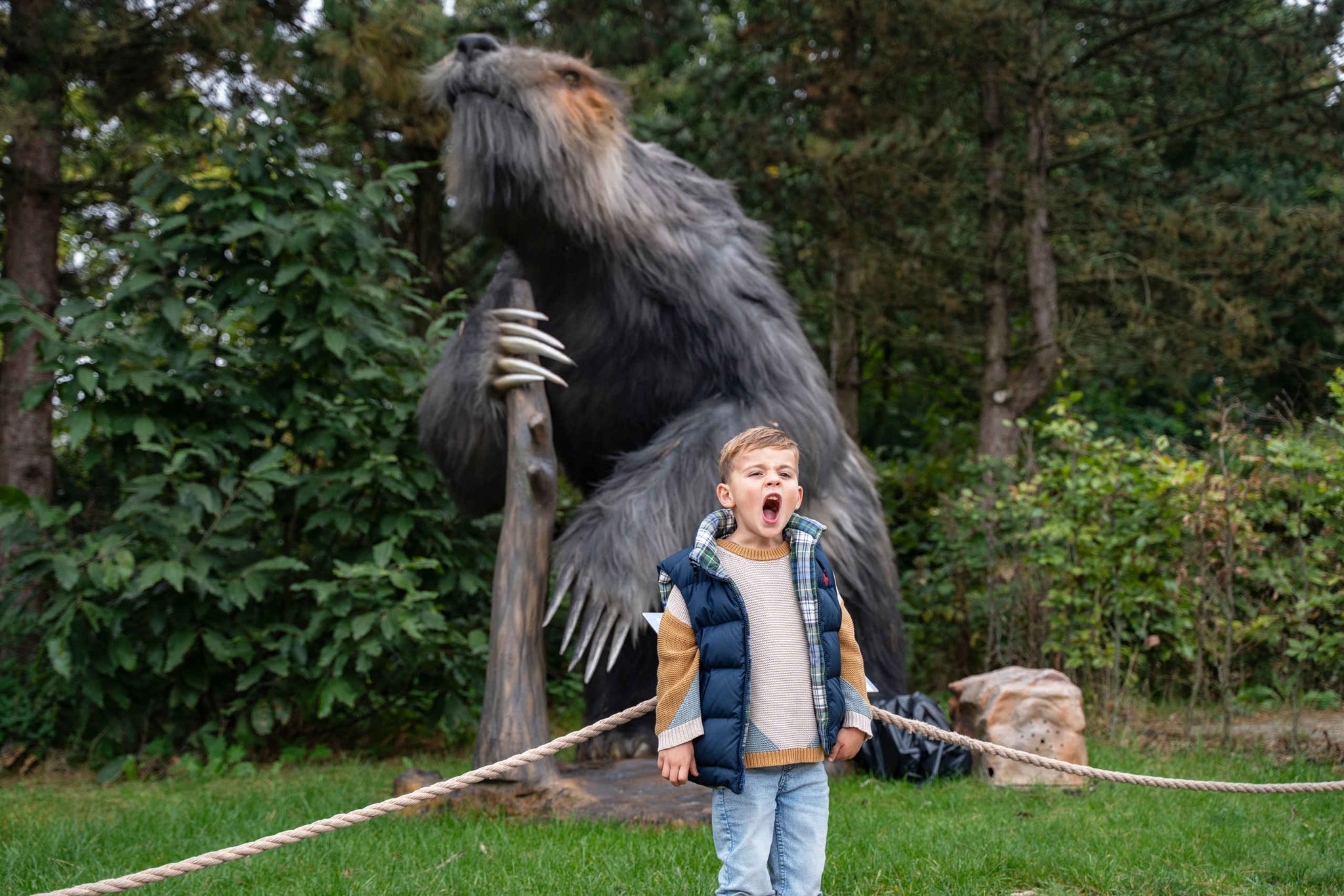 Een jongetje schreeuw met een grondluiaard op de achtergrond tijdens IJstijd in ZooParc Overloon