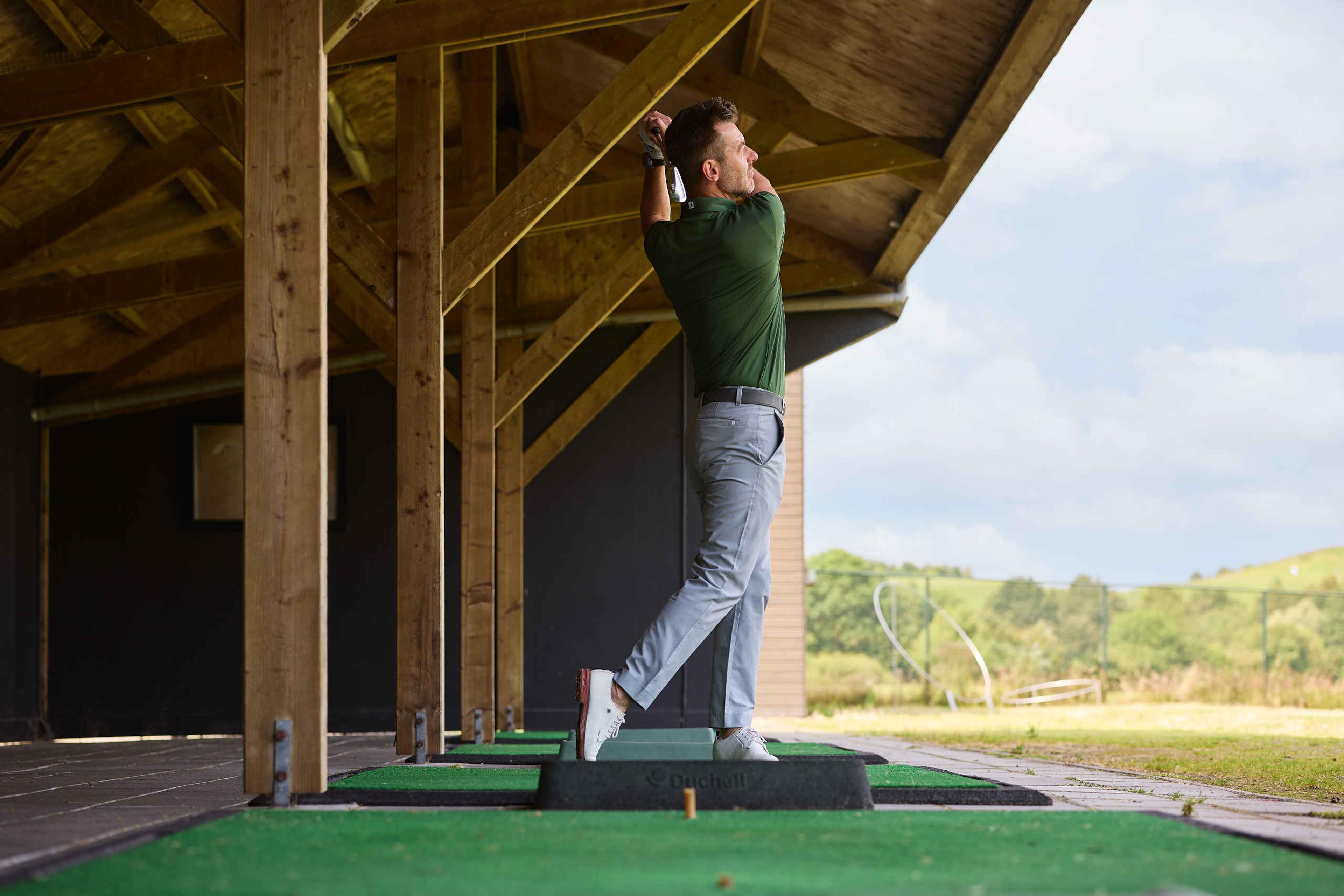 De golfpro slaat een bal op de driving range van Golf De Gulbergen