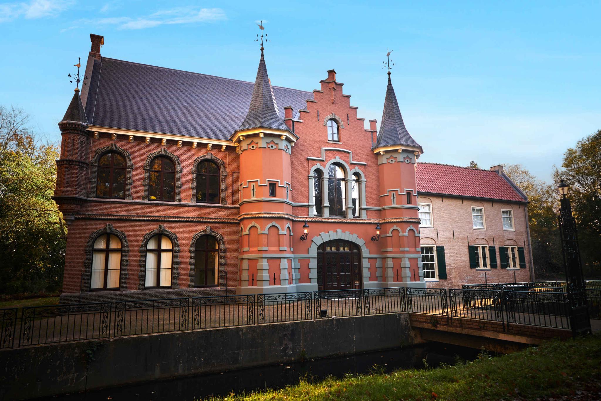 Aanzicht in de zomer van Kasteel Steenenburg