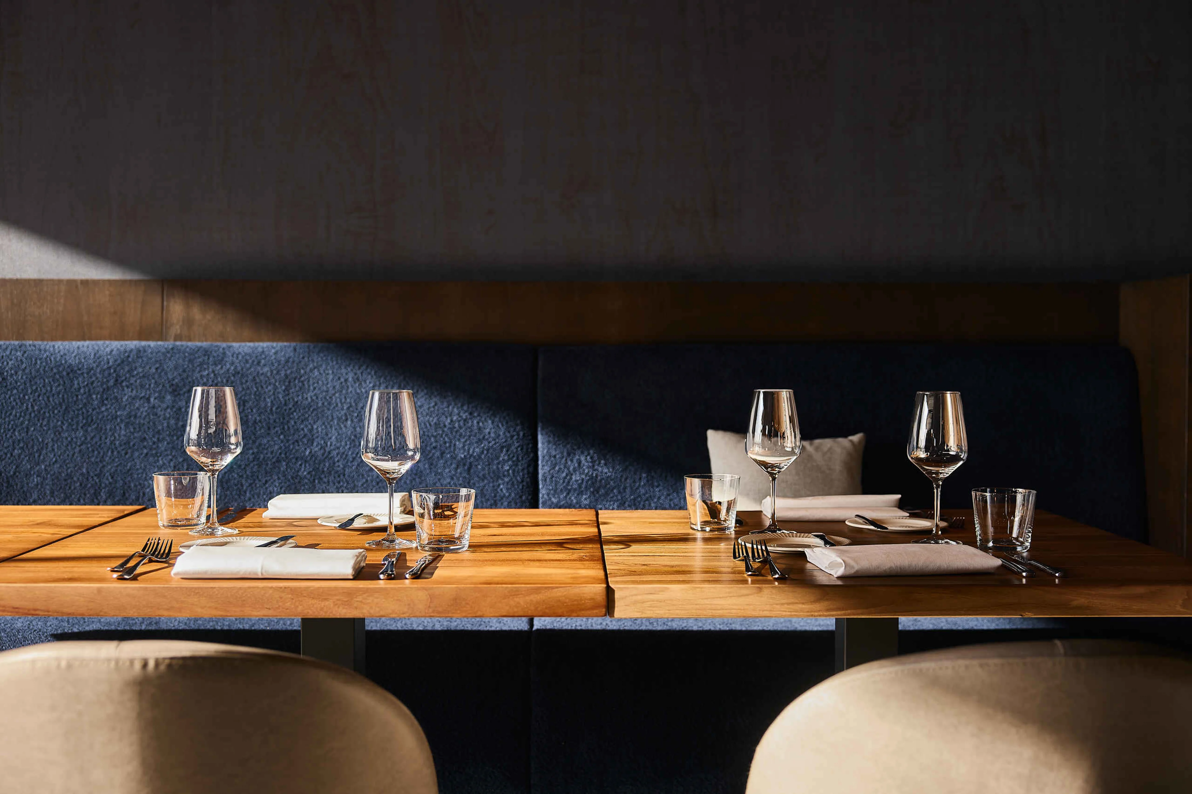 Het interieur van Bar & Restaurant Nommos.