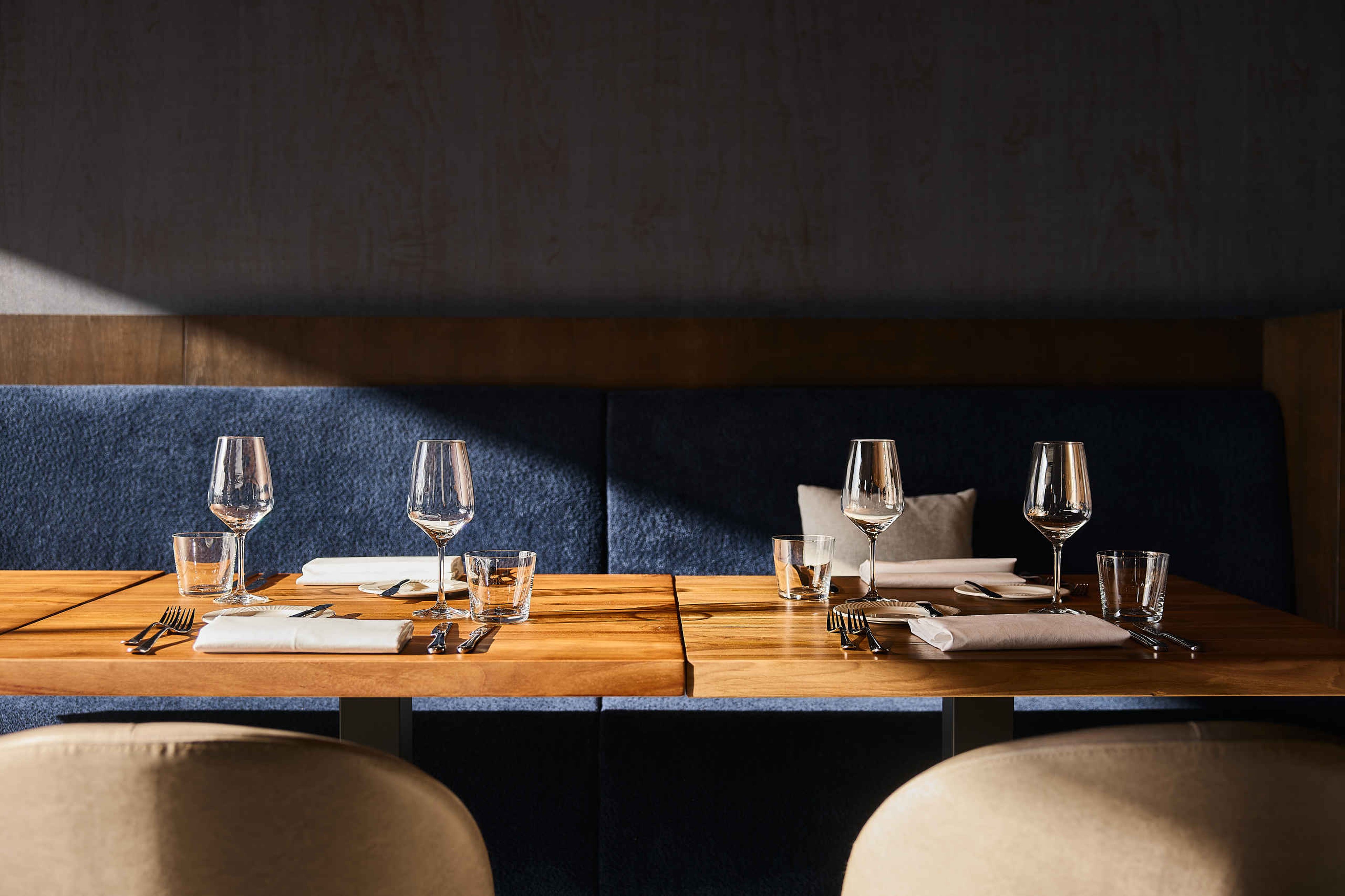 Het interieur van Bar & Restaurant Nommos.