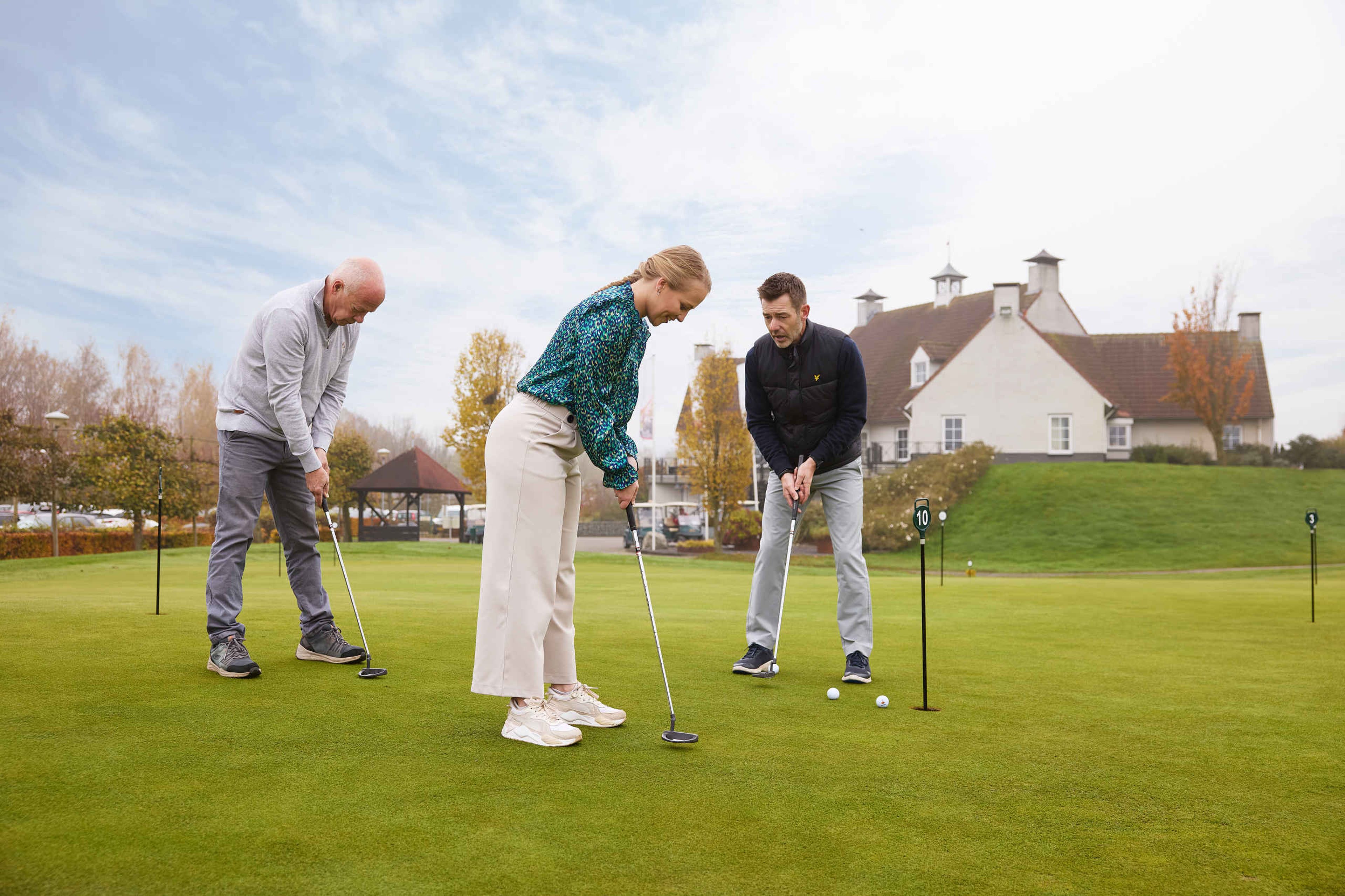 Instructeur putten man vrouw puttinggreen Golf De Gulbergen