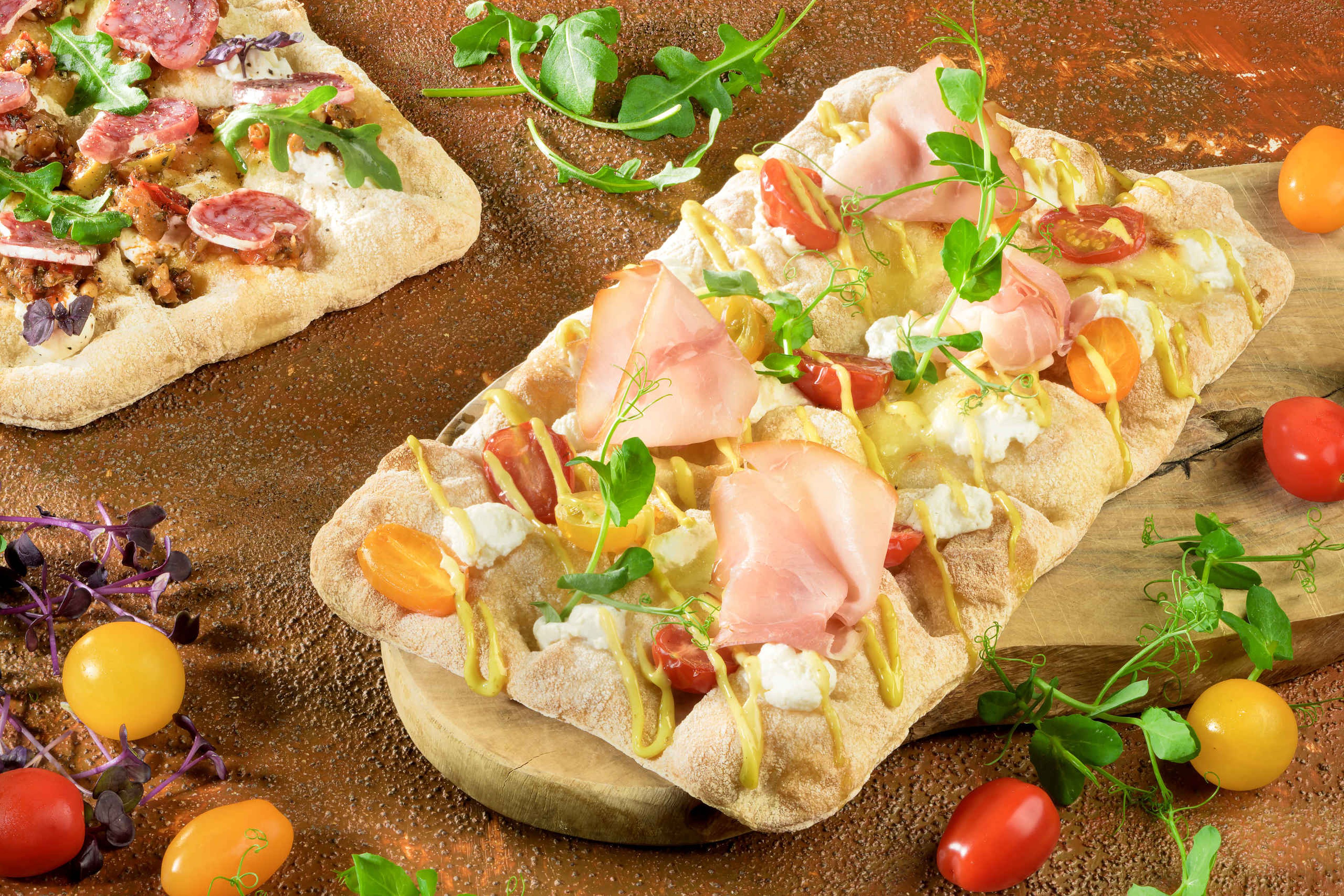 Pinsa met ham gerecht in restaurant Mugunda in Safaripark Beekse Bergen