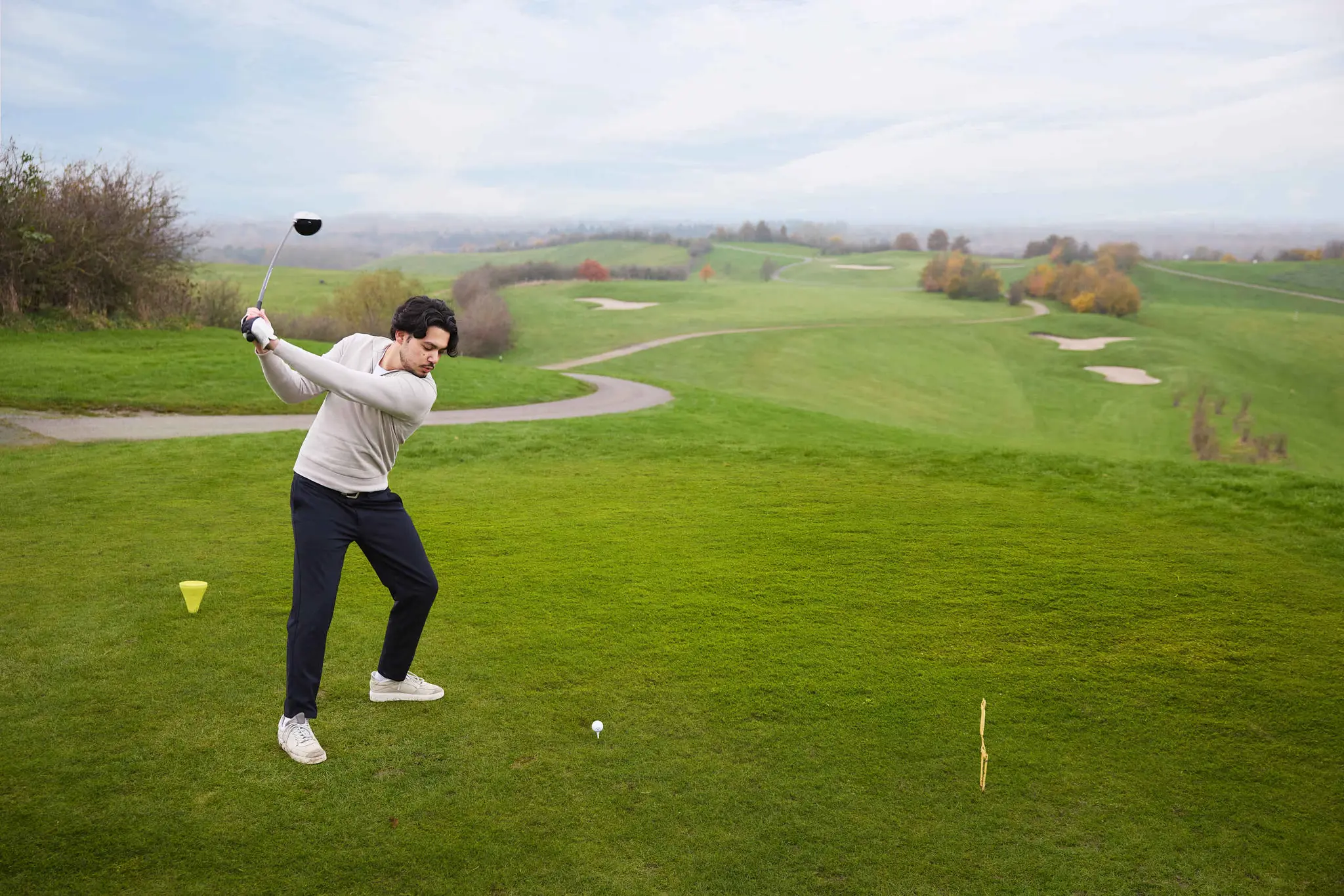 Een golfer die afslaat op de Sprookjesbaan van Golf De Gulbergen