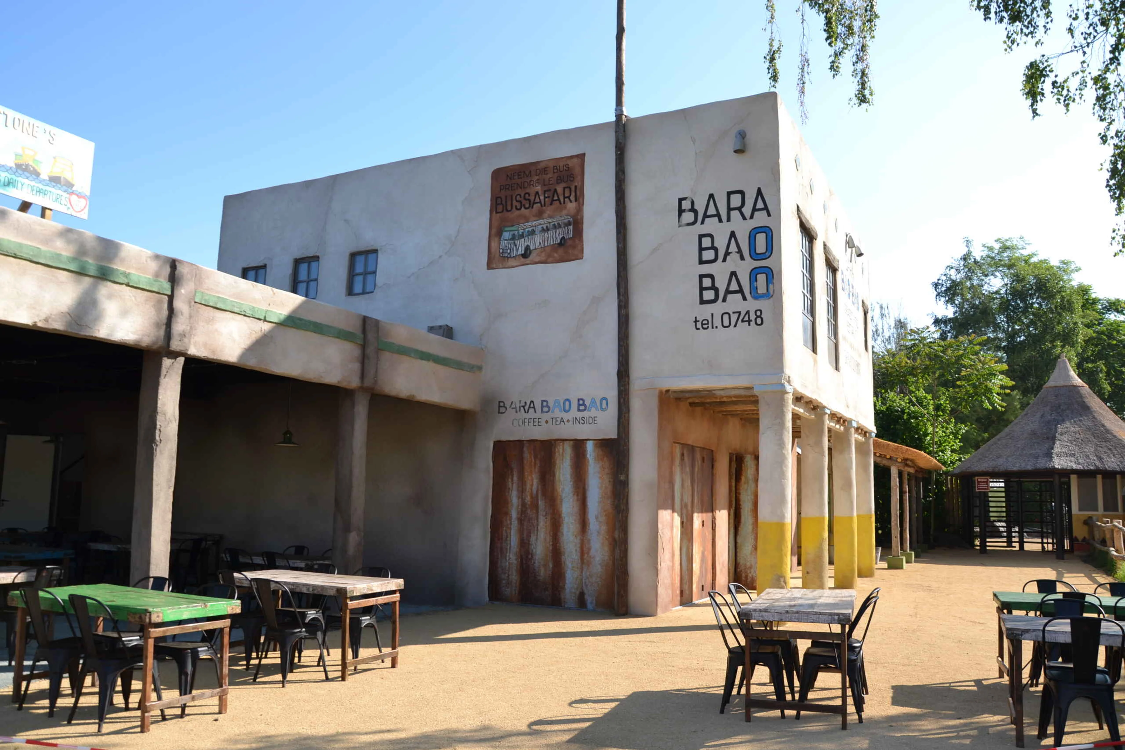 Safariplein de entree van de buitenkant de Bara Bao-Bao souvenirshop in Safaripark Beekse Bergen