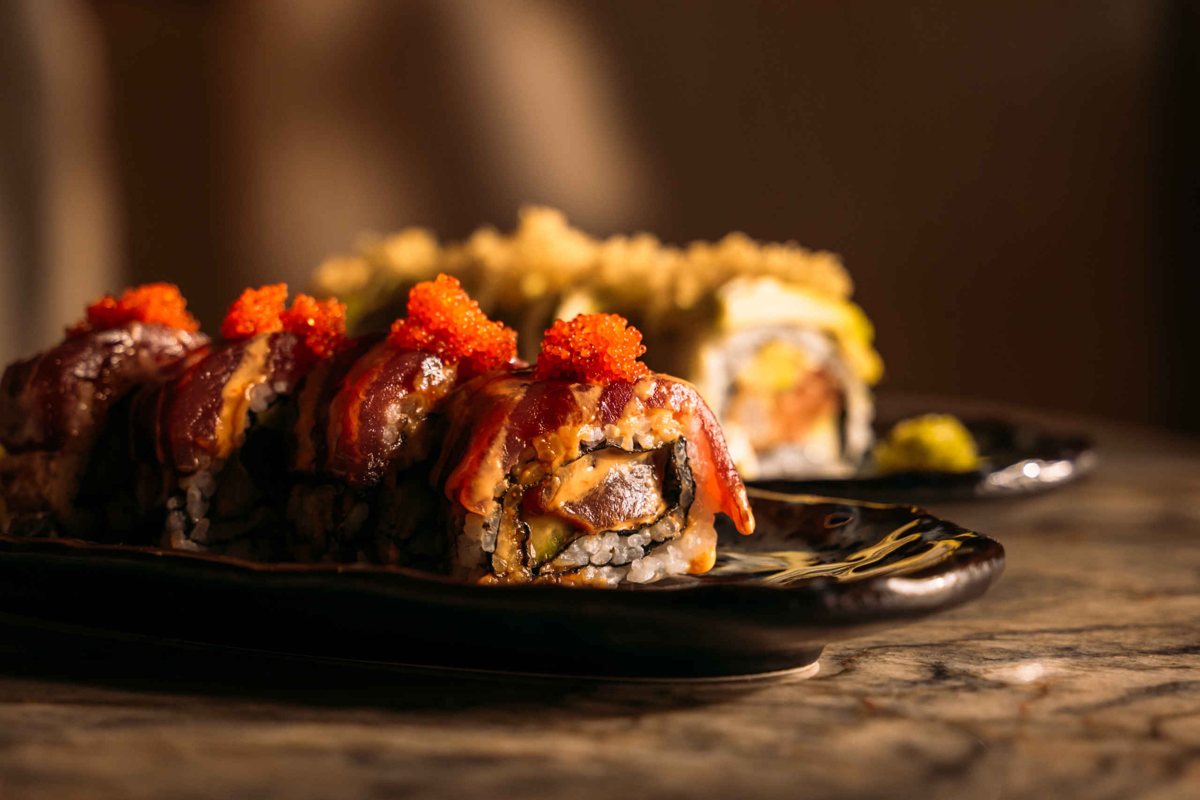 Close-up van sushi met tonijn in Bar & Restaurant Nommos