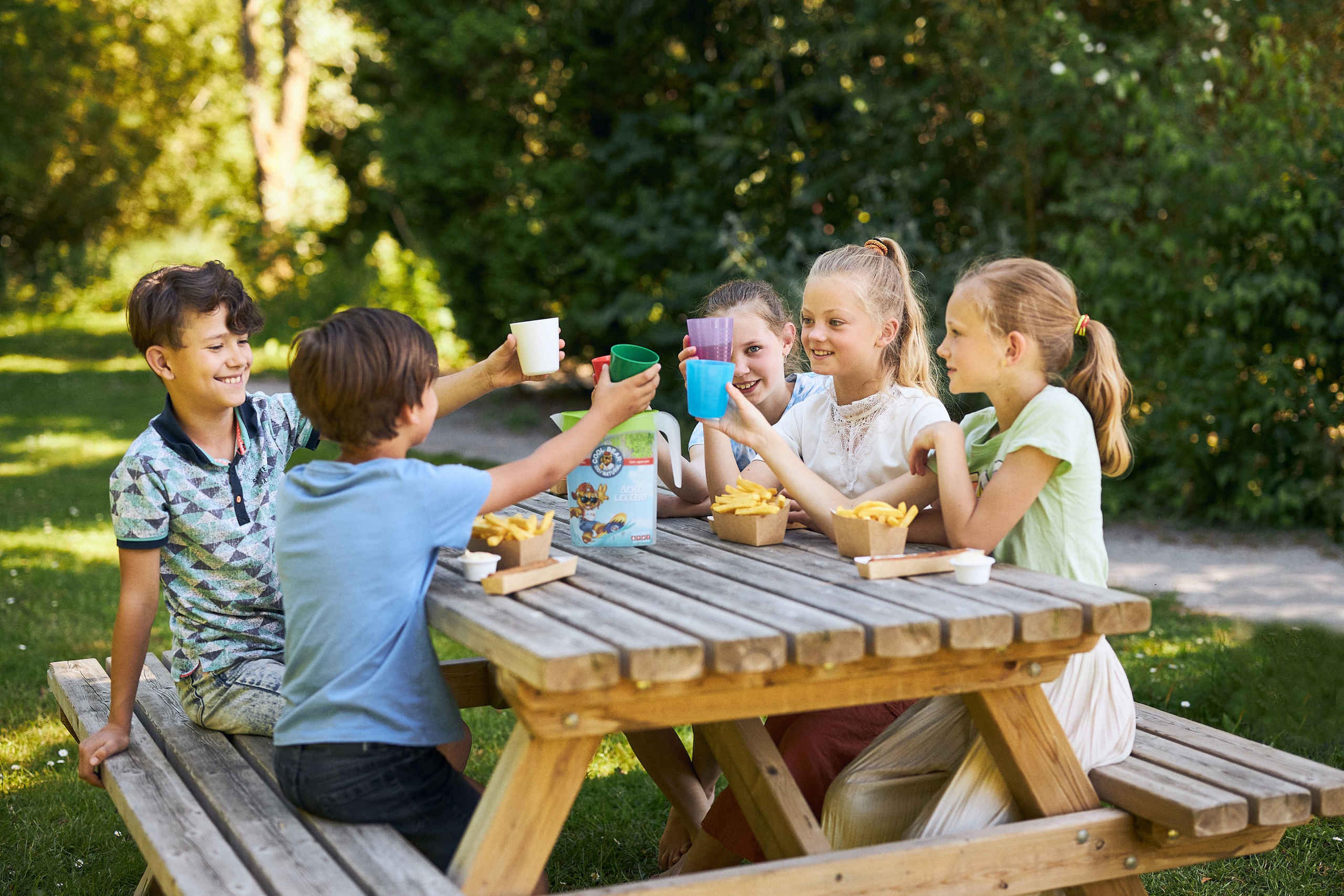 Kinderfeestje frietjes eten aan picknick tafel AquaZoo Leeuwarden