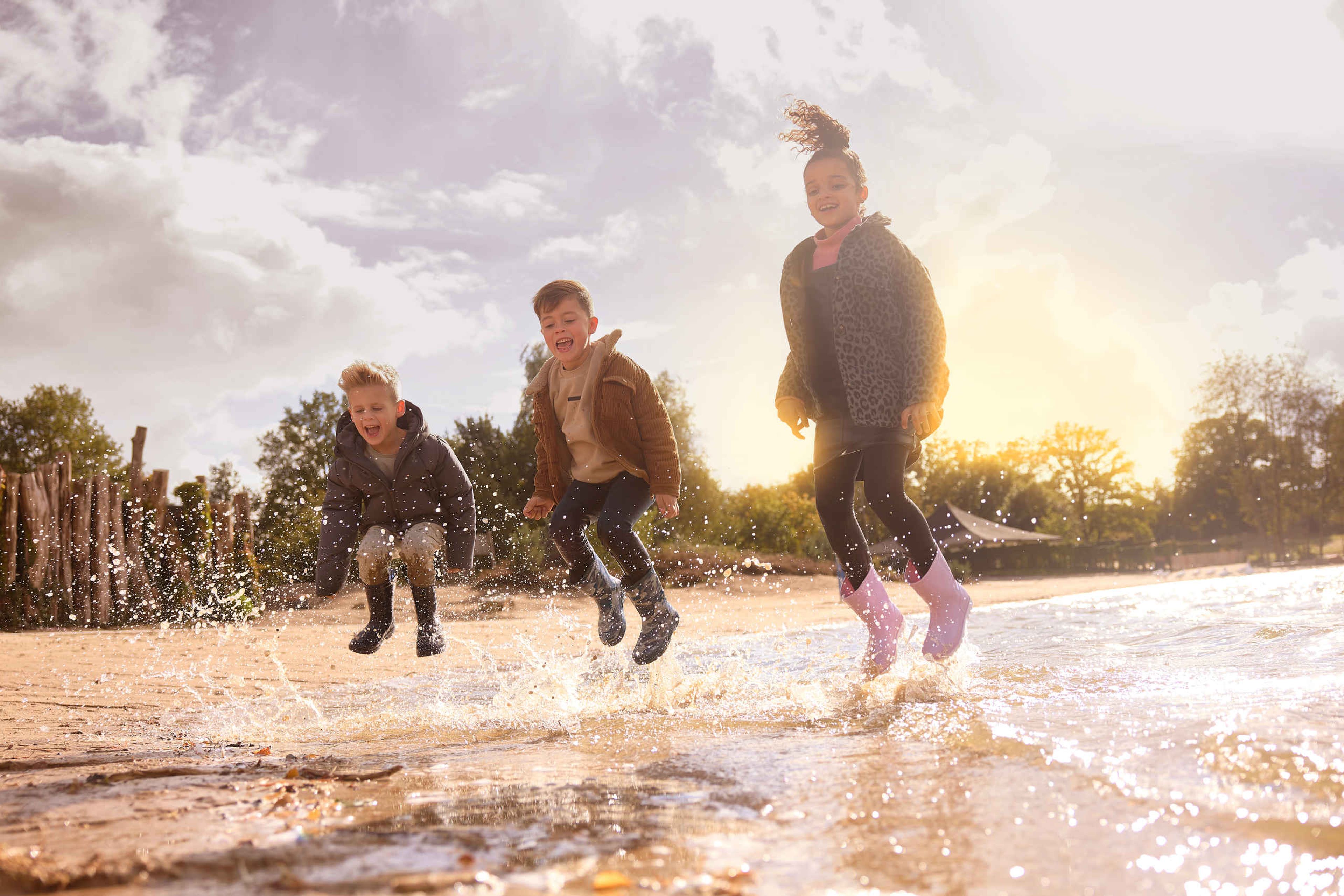 Kinderen spelen op het strand in de herfst op Lake Resort Beekse Bergen