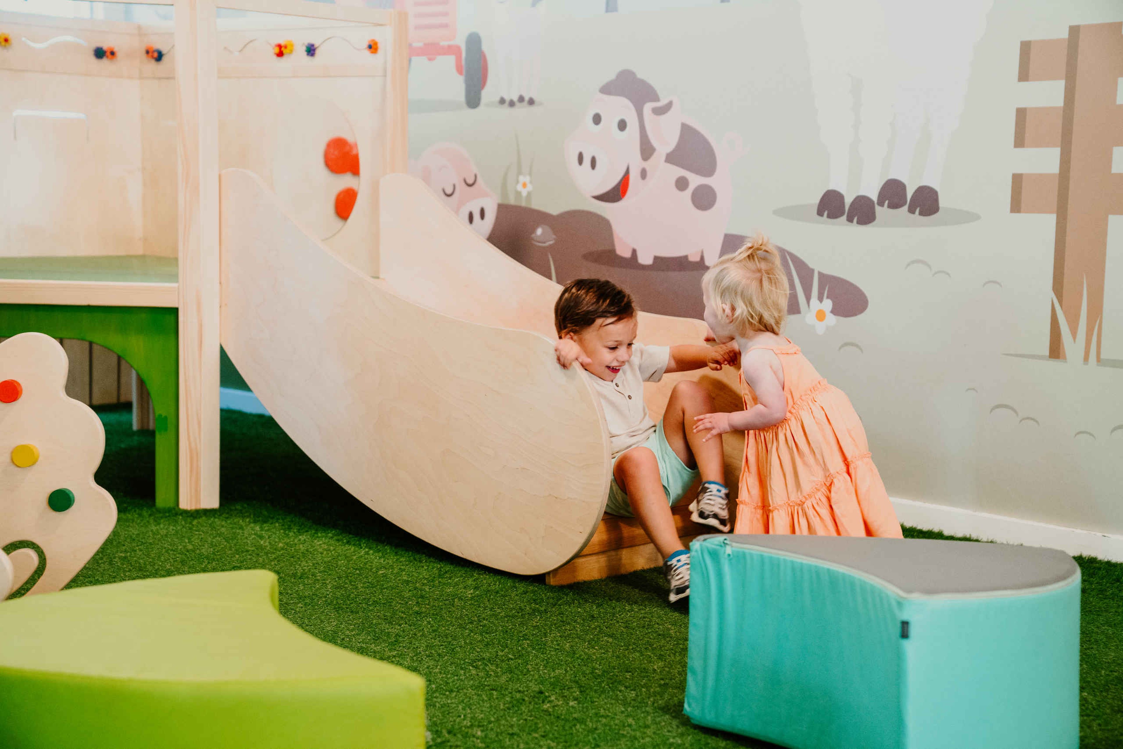 Twee kinderen in het peuter- en dreumeshoekje bij Vakantiepark Dierenbos.