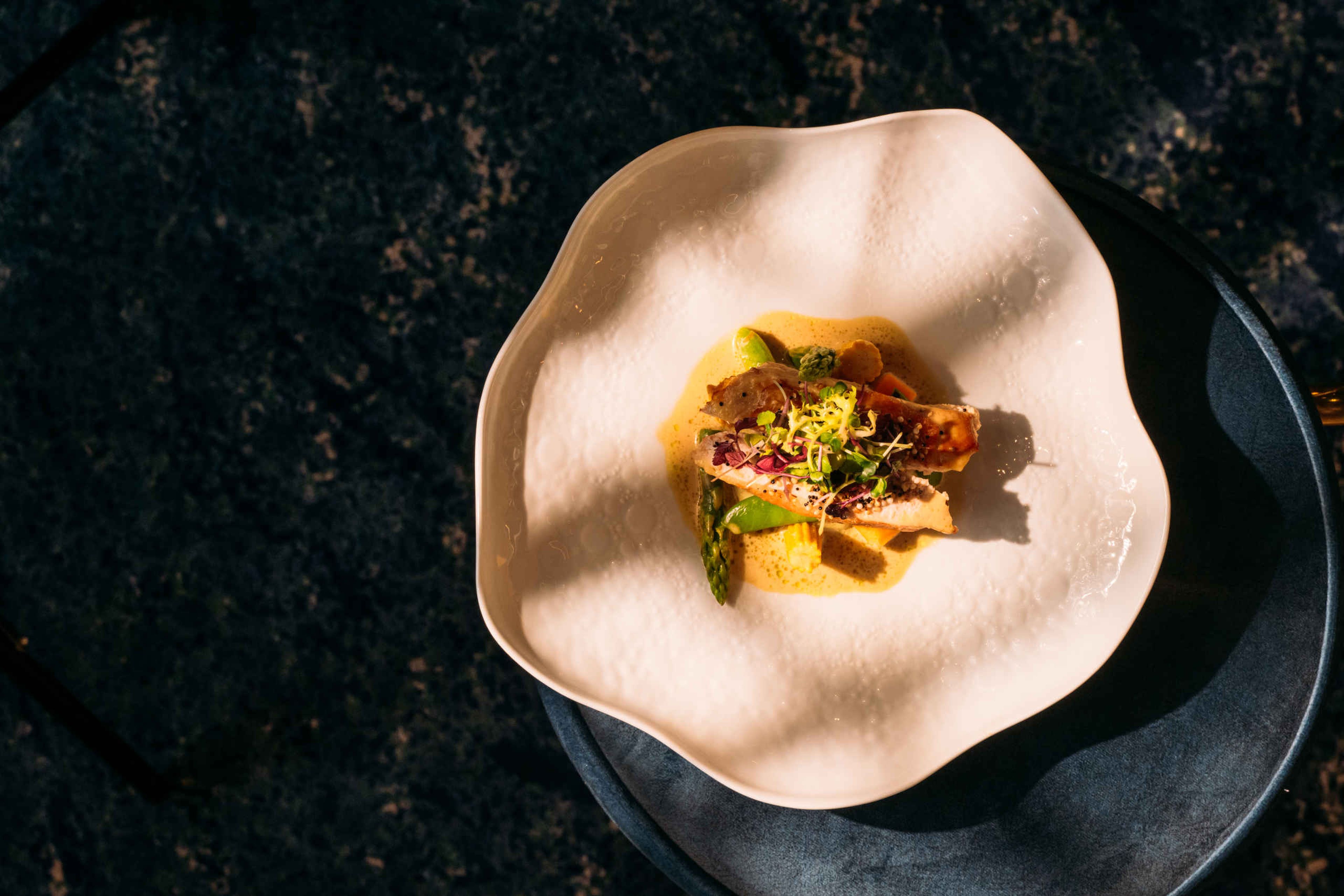 Diner bord opmaak bovenaf Bar & Restaurant Nommos