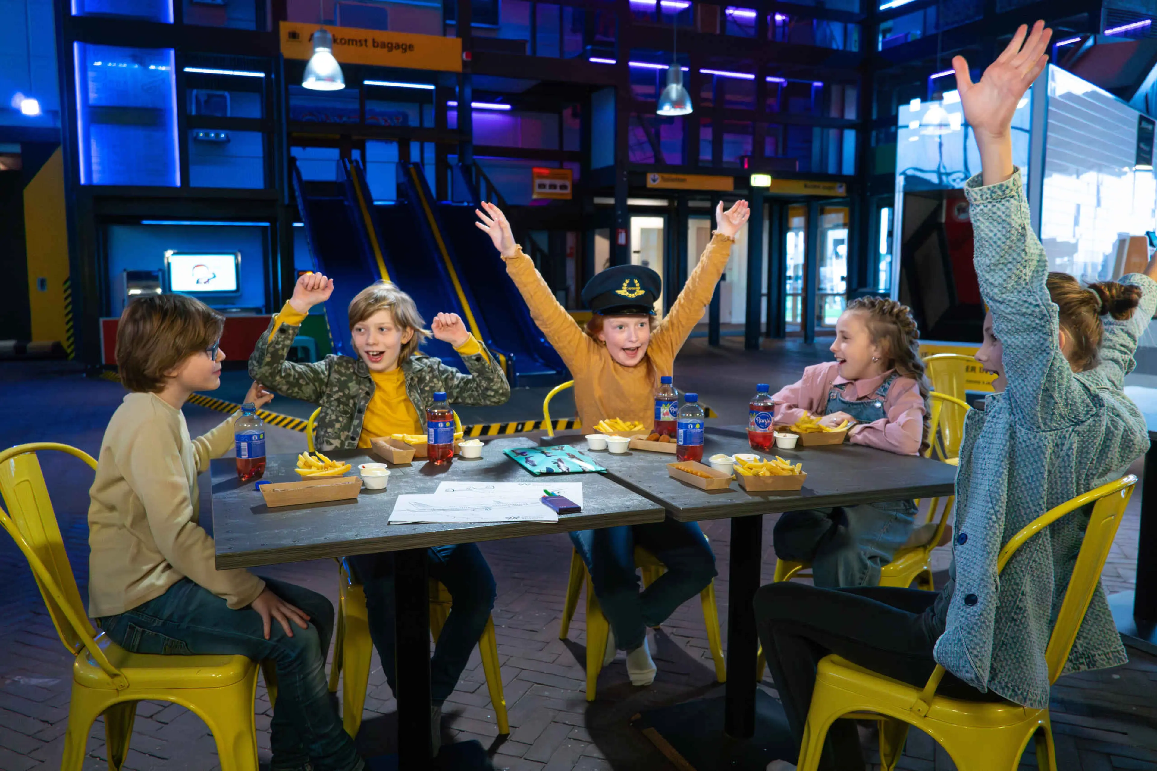 Kinderfeestje kinderen eten frietjes museum schoolreisje Luchtvaartmuseum Aviodrome