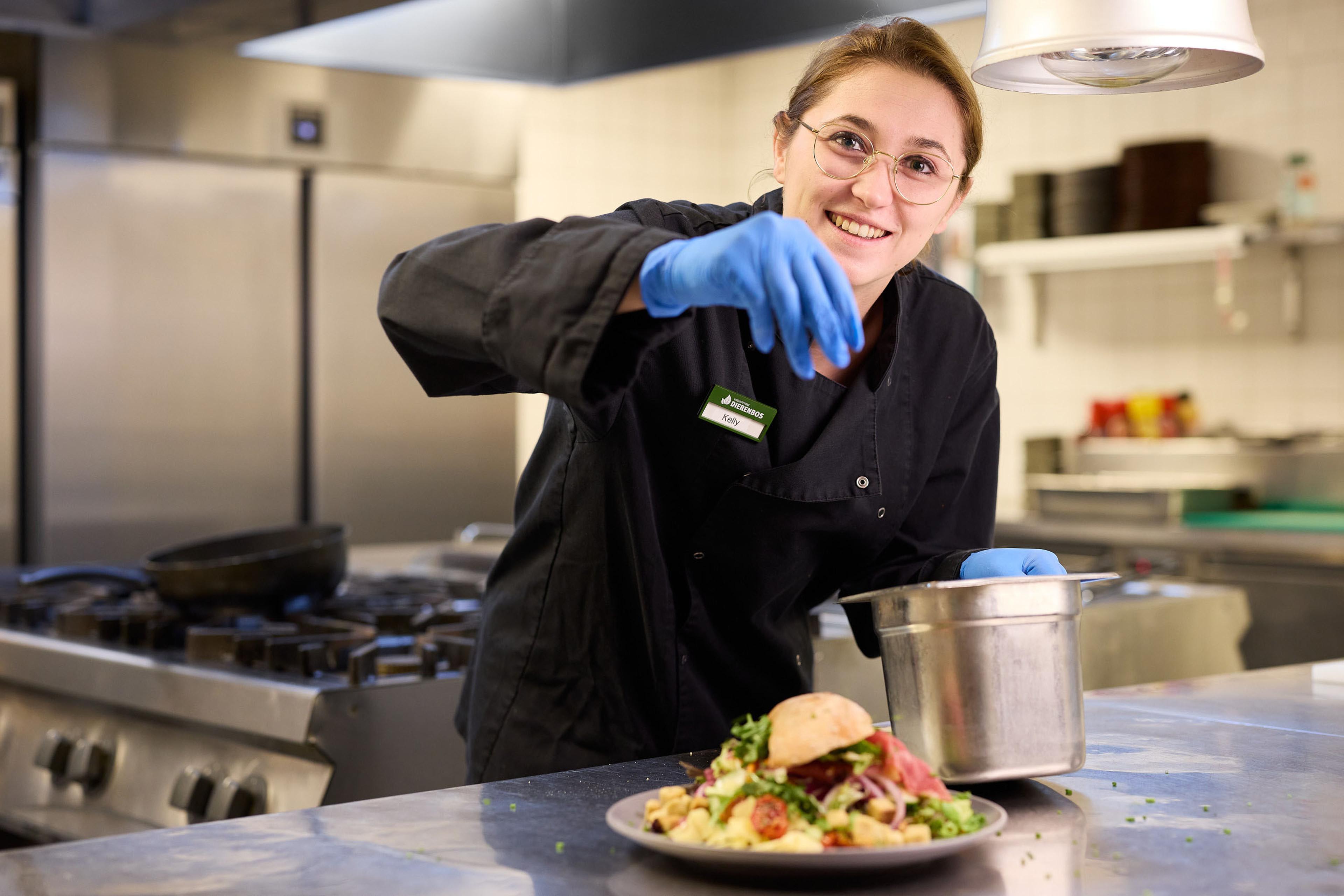 Kok in de keuken van Vakantiepark Dierenbos