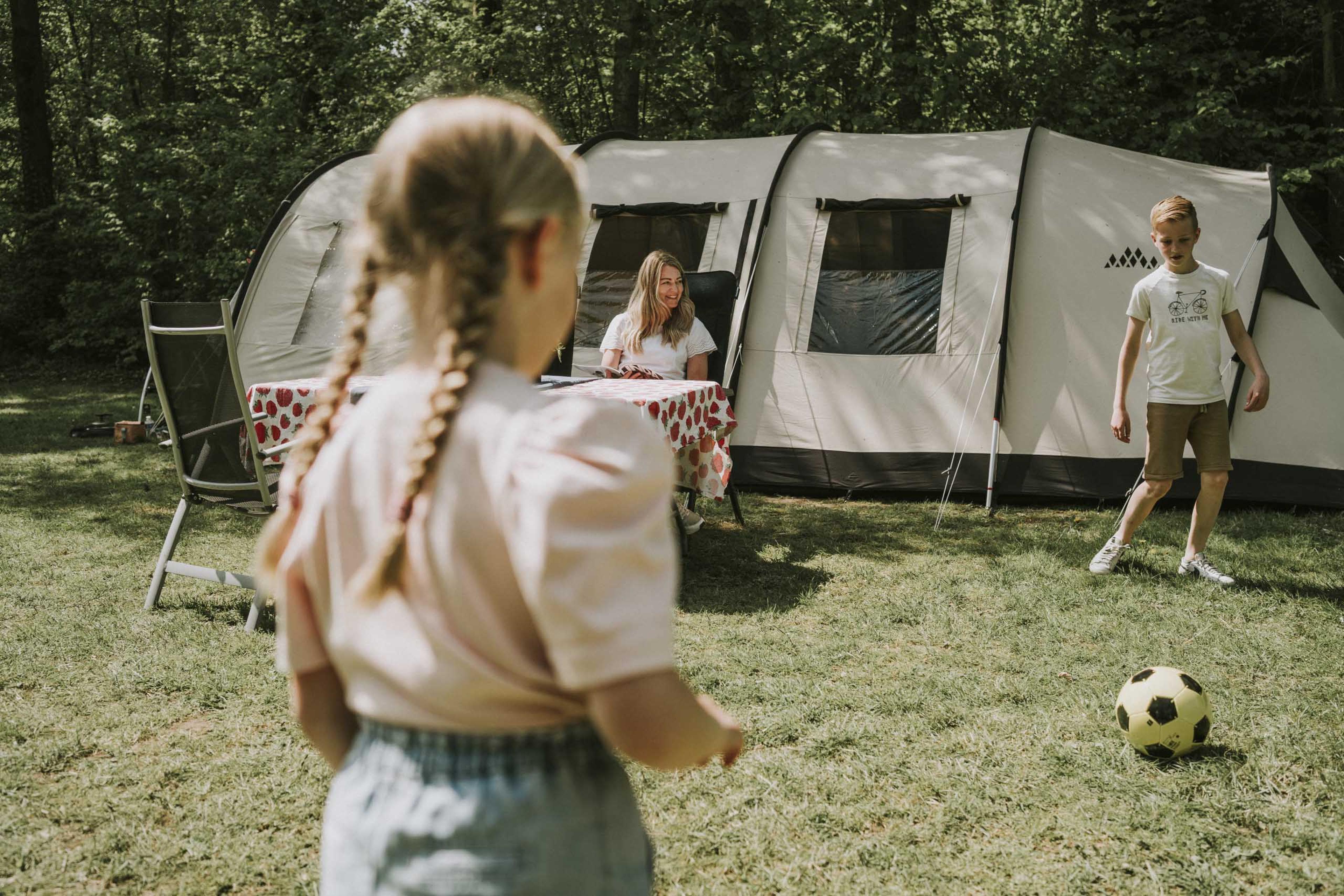Kinderen aan het voetballen op het kampeerterrein van Vakantiepark Dierenbos