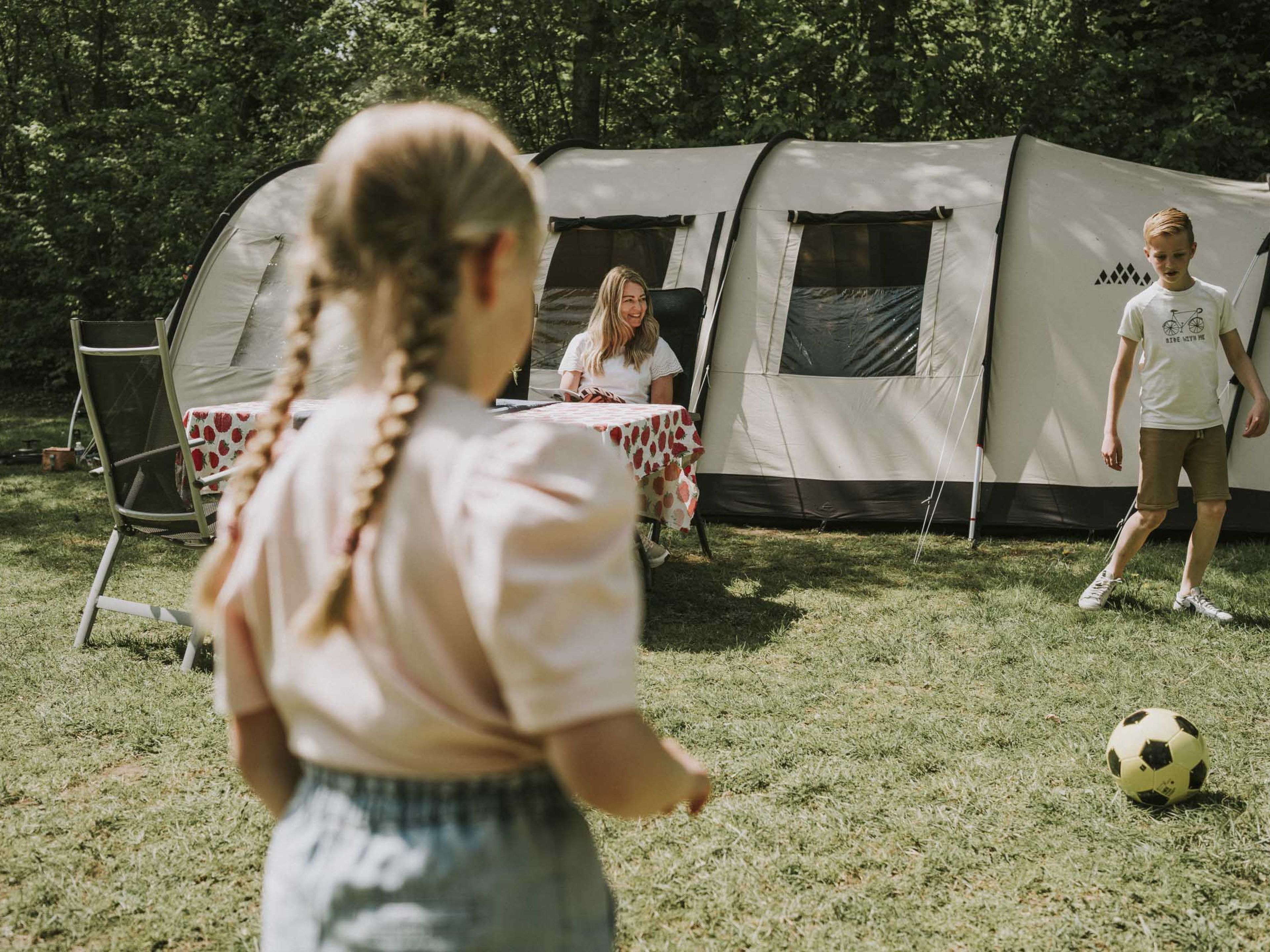 Kinderen aan het voetballen op het kampeerterrein van Vakantiepark Dierenbos