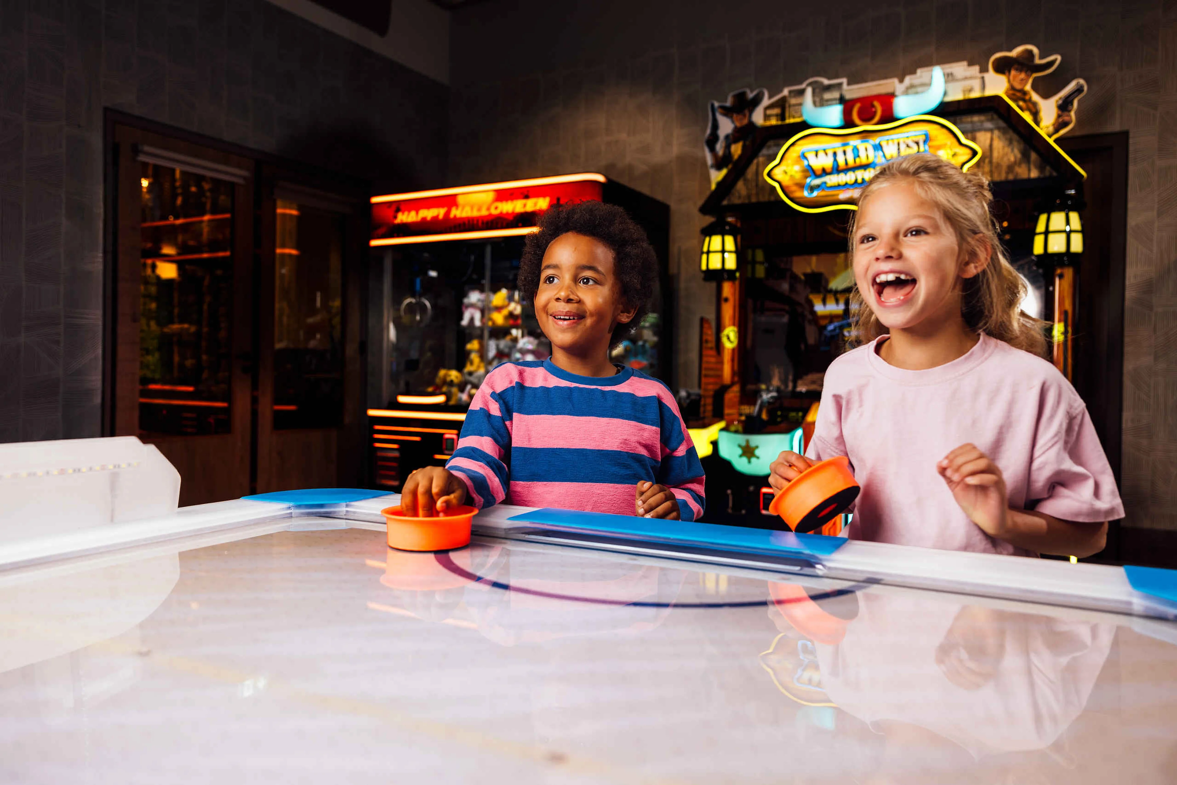 Kinderen spelen air hockey in de gamehal Kito Games op Lake Resort Beekse Bergen