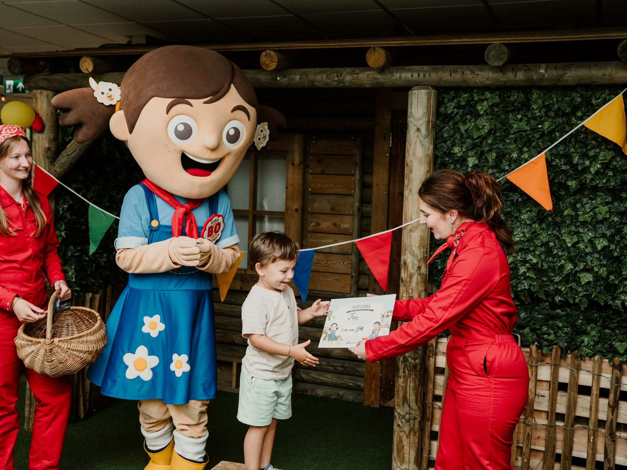 Een jongen ontvangt zijn certificaat tot dierenverzorger bij Vakantiepark Dierenbos.