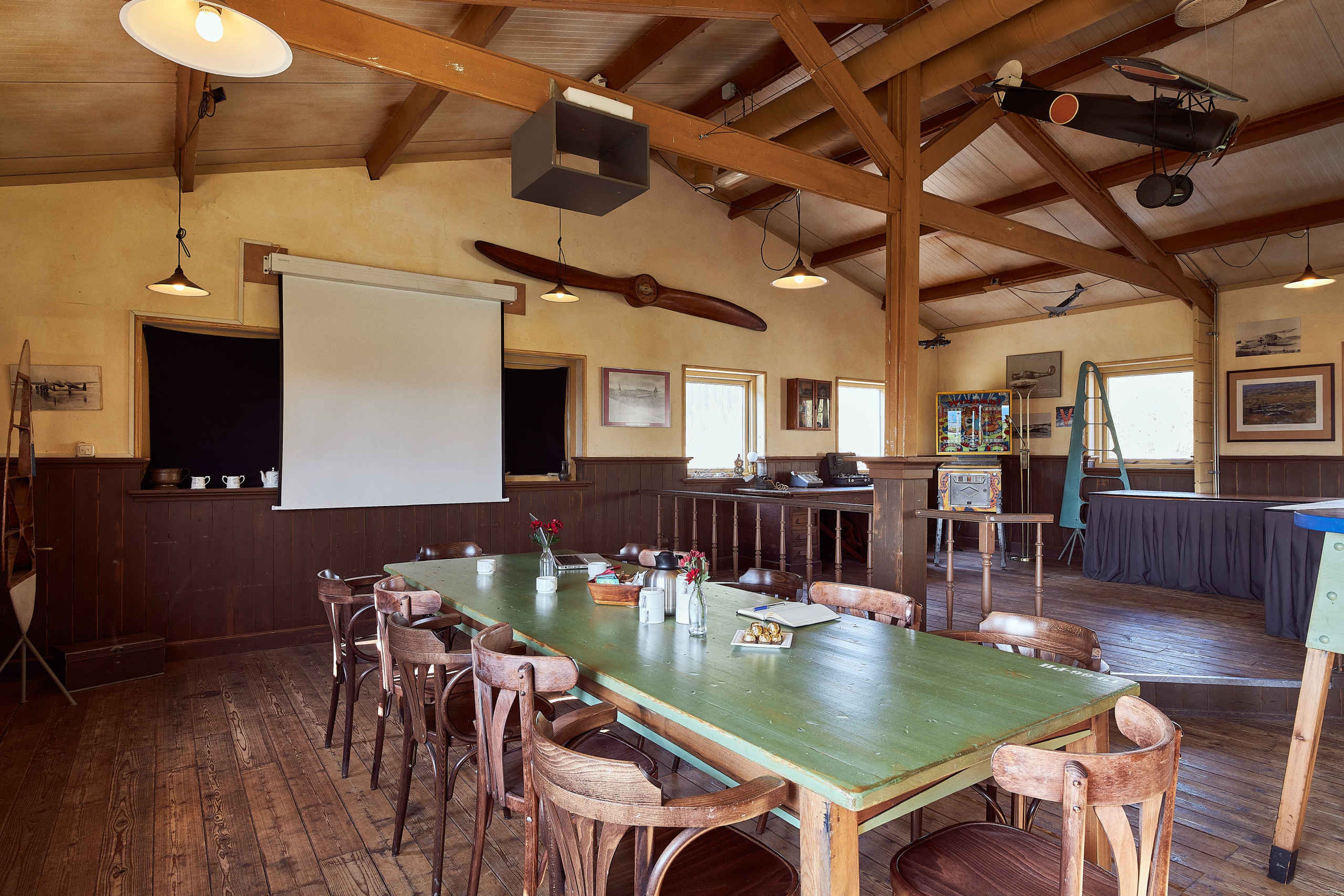 Een vergadertafel in de Officiersmess van Aviodrome
