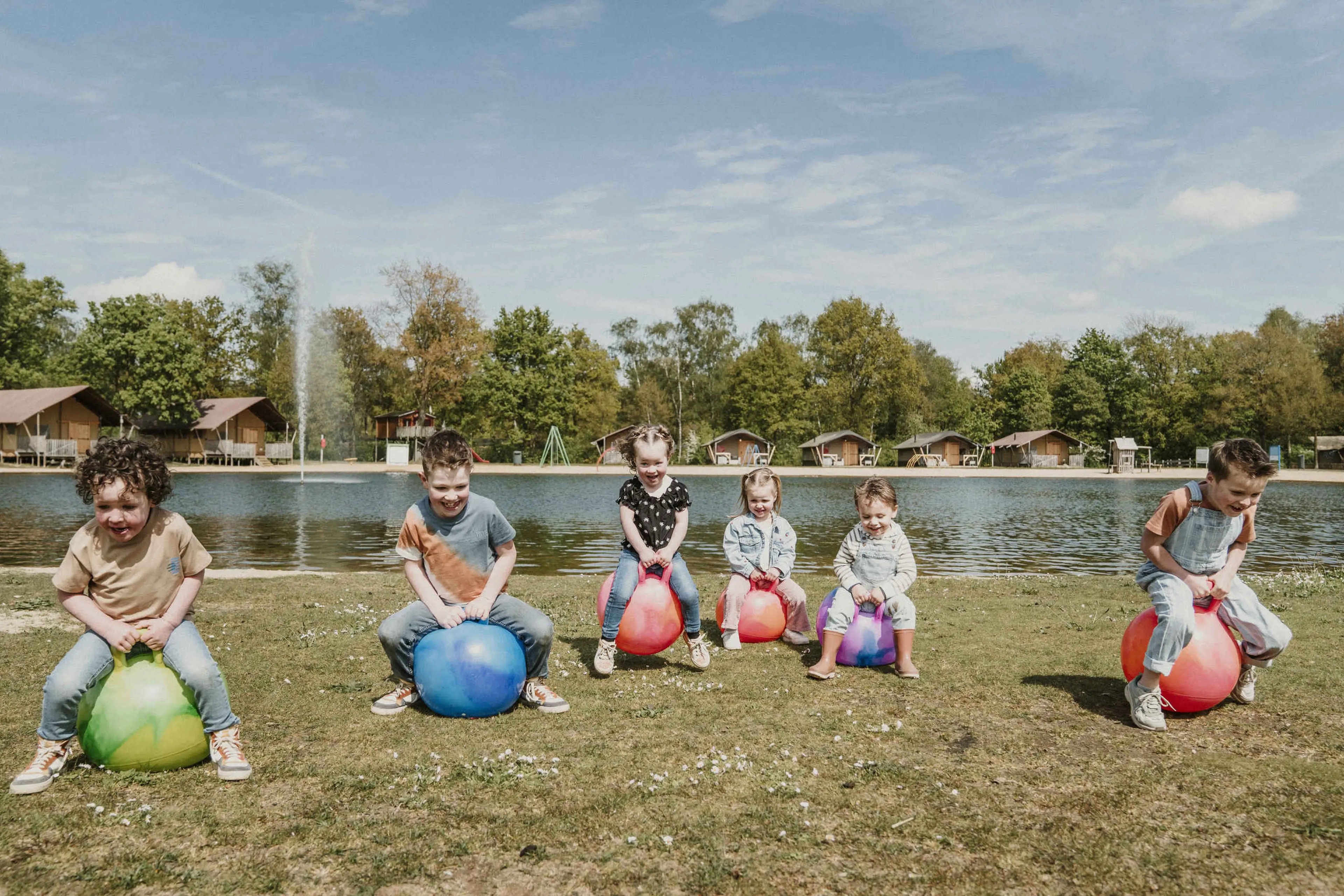 Kinderen doen mee aan de skippybalrace bij Vakantiepark Dierenbos