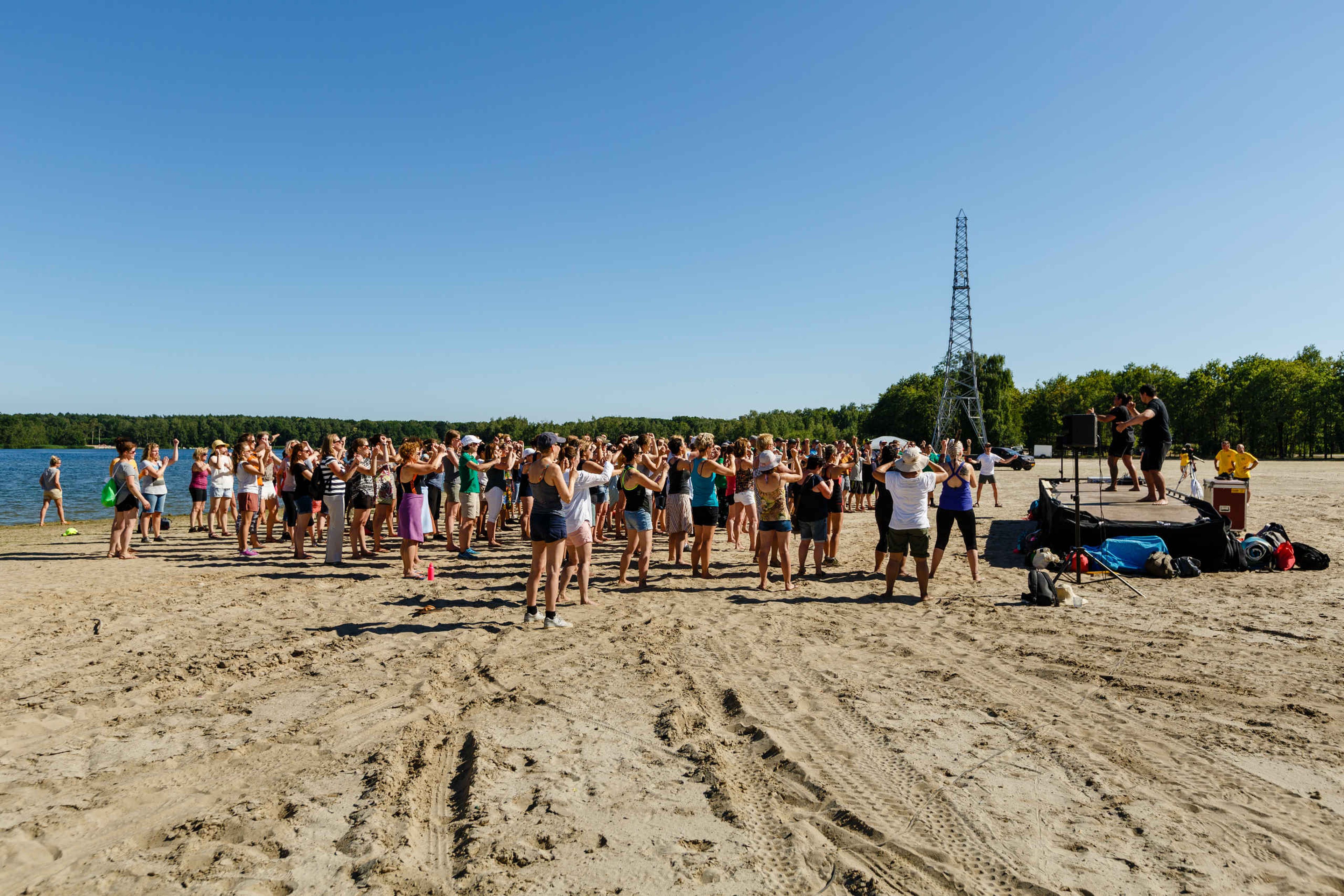 Een haka op het strand van het outdoorterrein bij Beekse Bergen