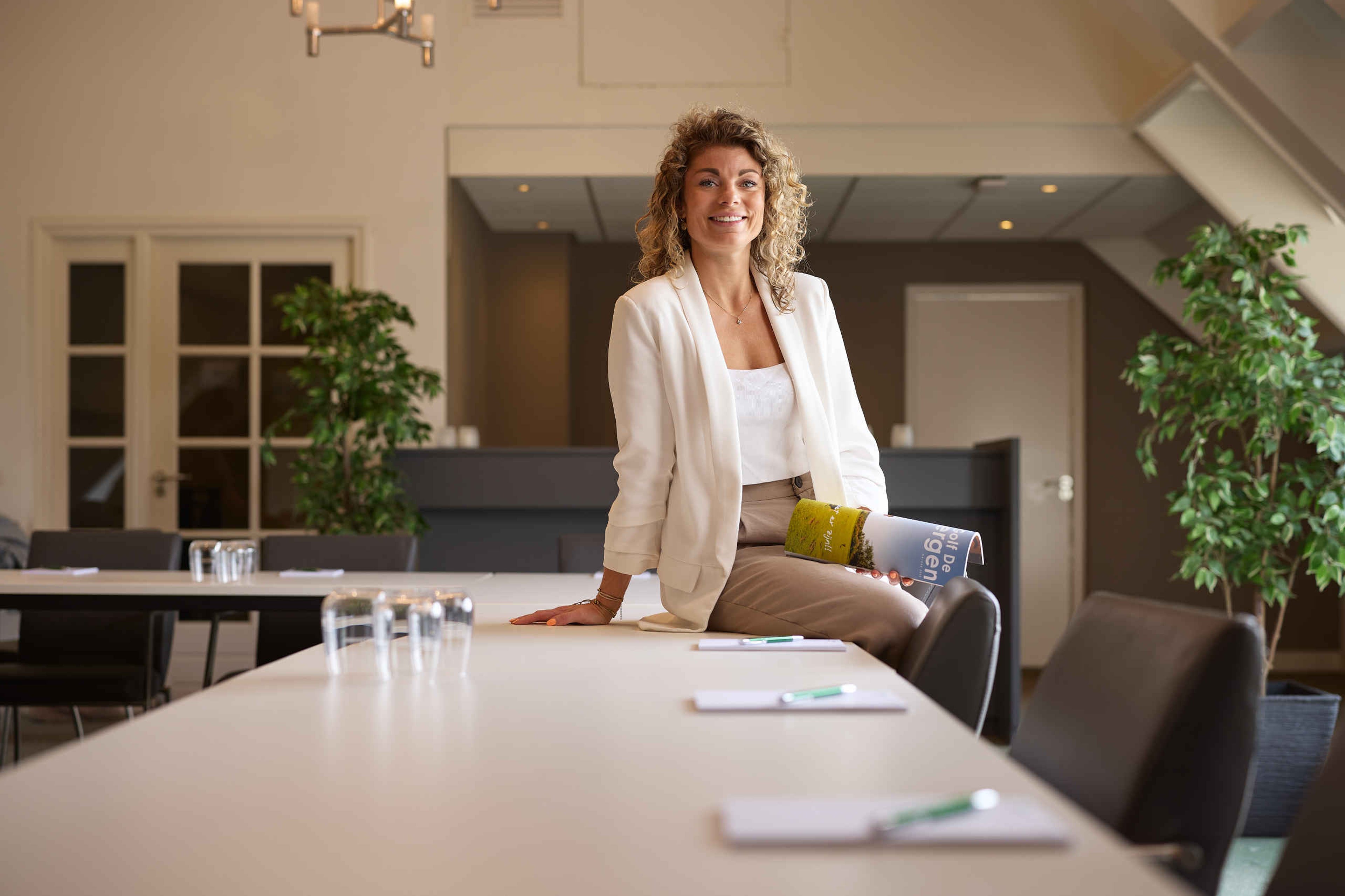 Medewerker in vergaderzaal bij Golf De Gulbergen