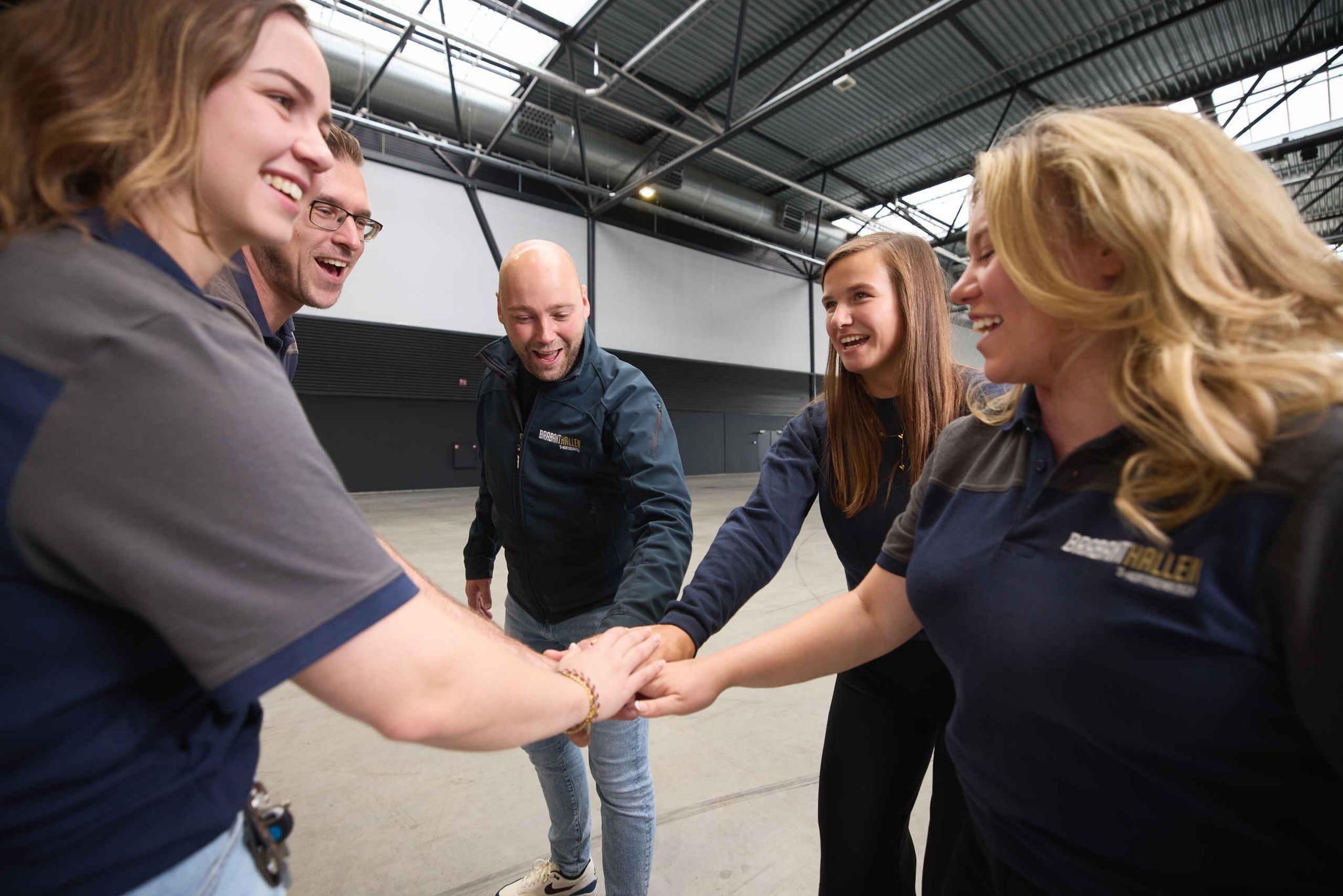 Vijf medewerkers stralen teamwork uit bij de Brabanthallen
