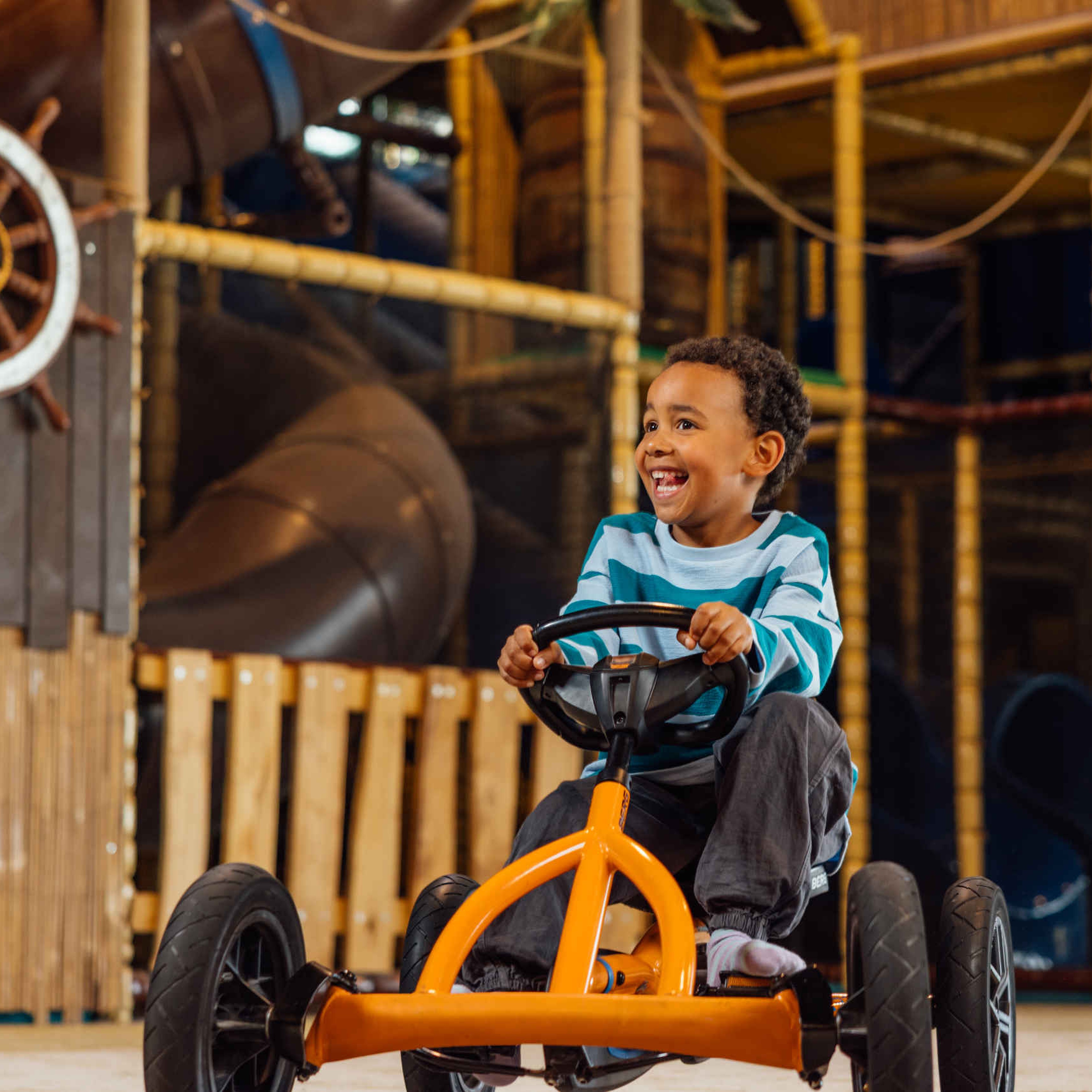 Een kind op de skelter bij Speelland Indoor