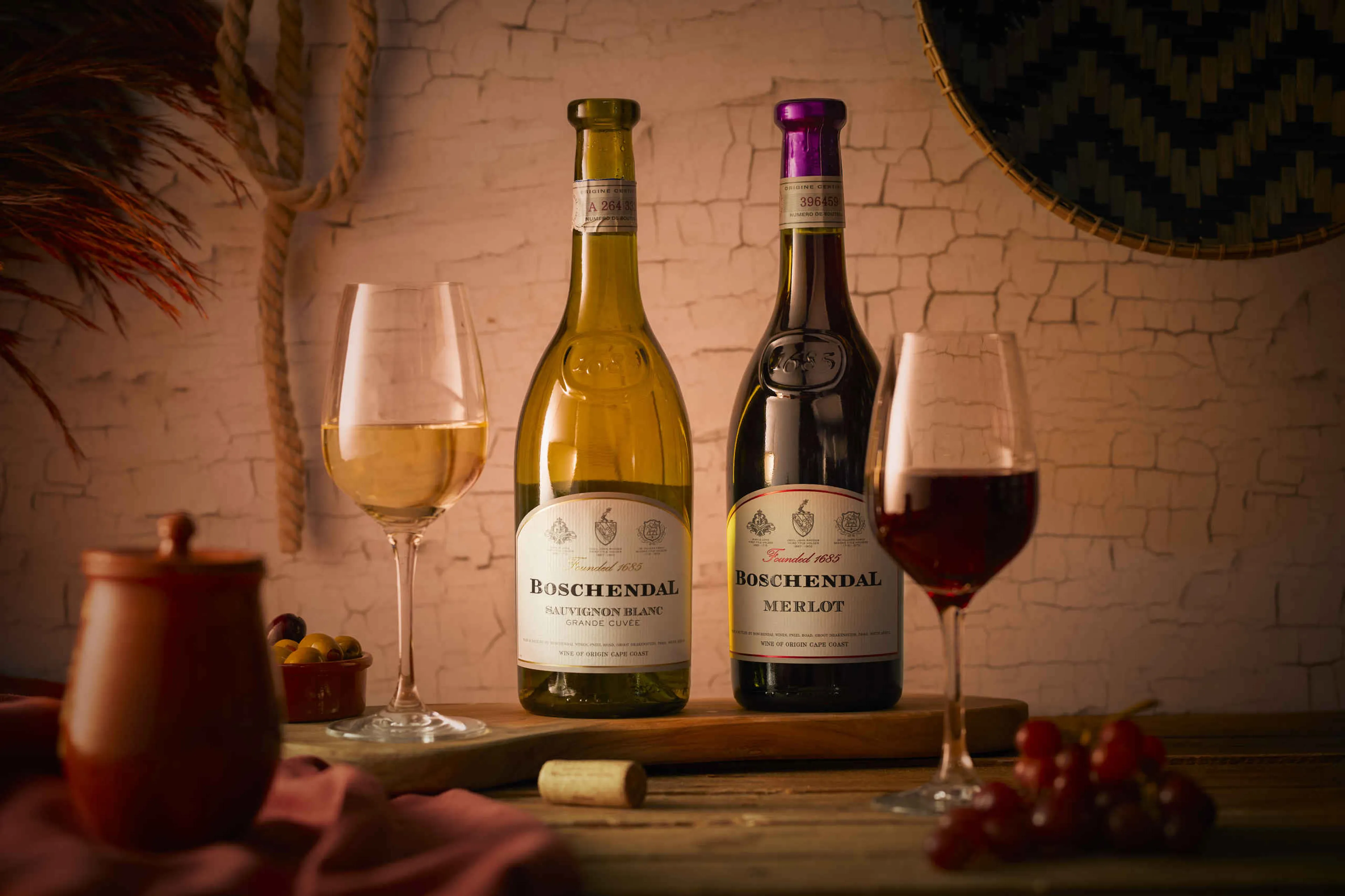 Een voorbeeld van twee flessen wijn, wit en rood, bij restaurant Moto in Safari Resort Beekse Bergen
