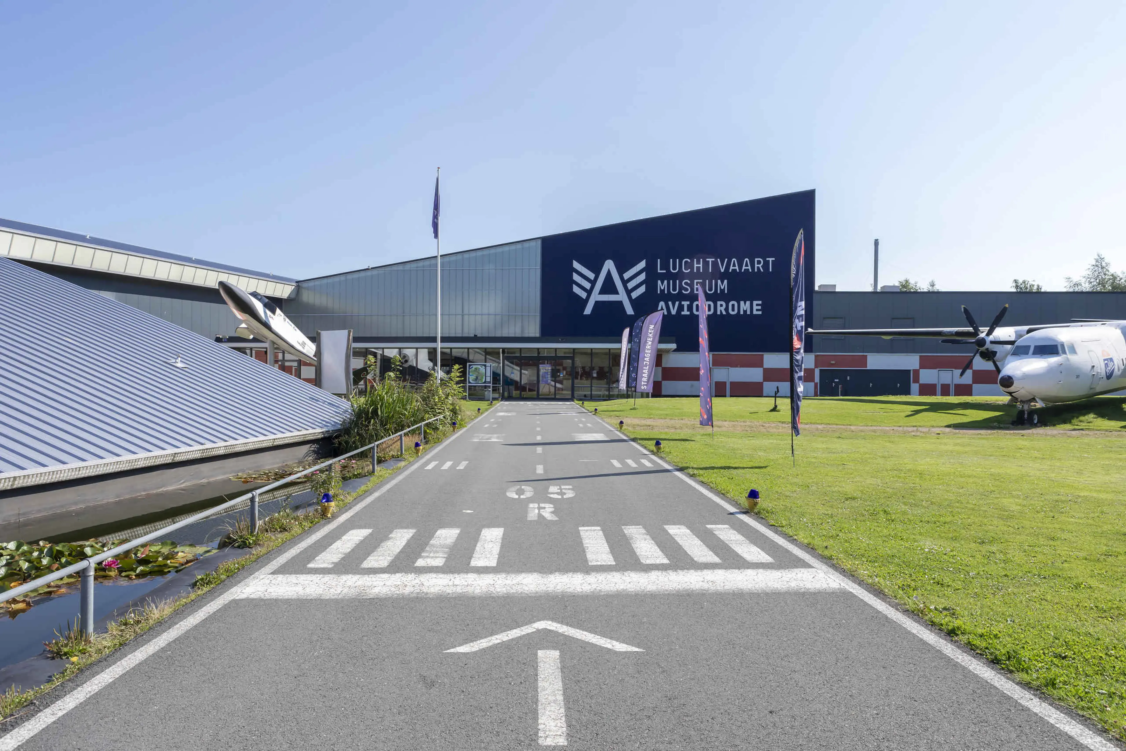 Event Fly-in vlaggen ingang van Luchtvaartmuseum Aviodrome
