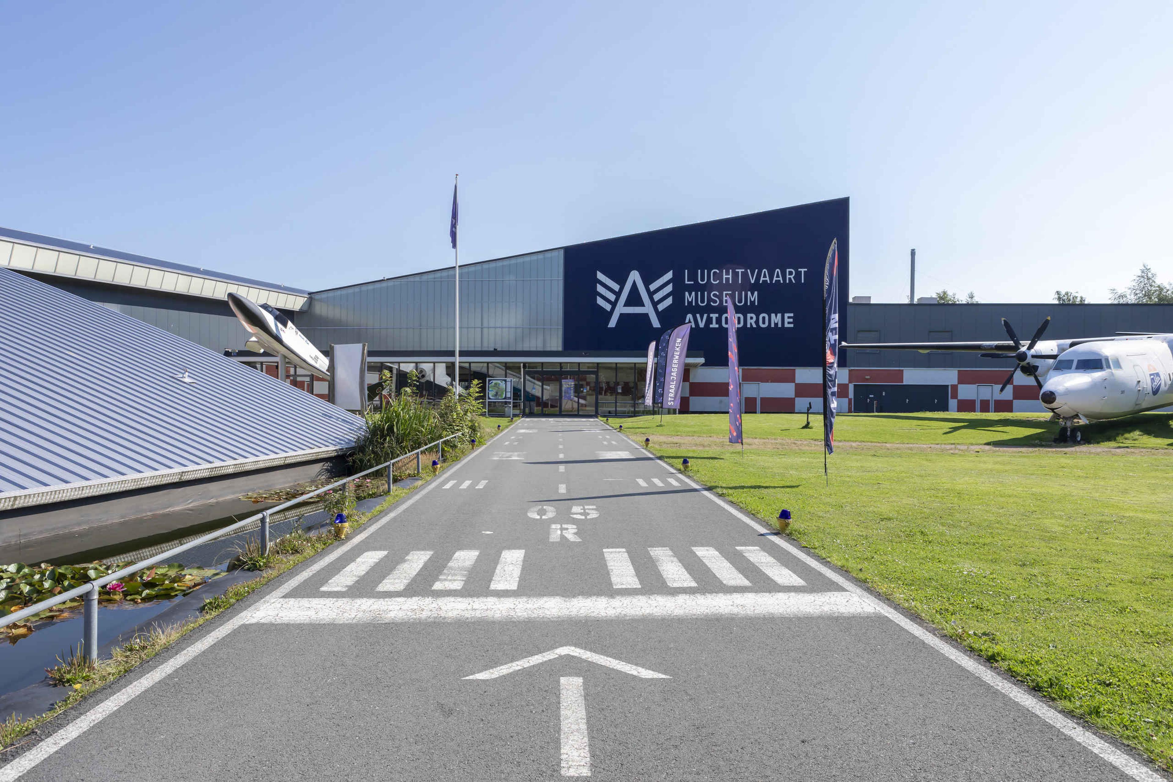 Event Fly-in vlaggen ingang van Luchtvaartmuseum Aviodrome