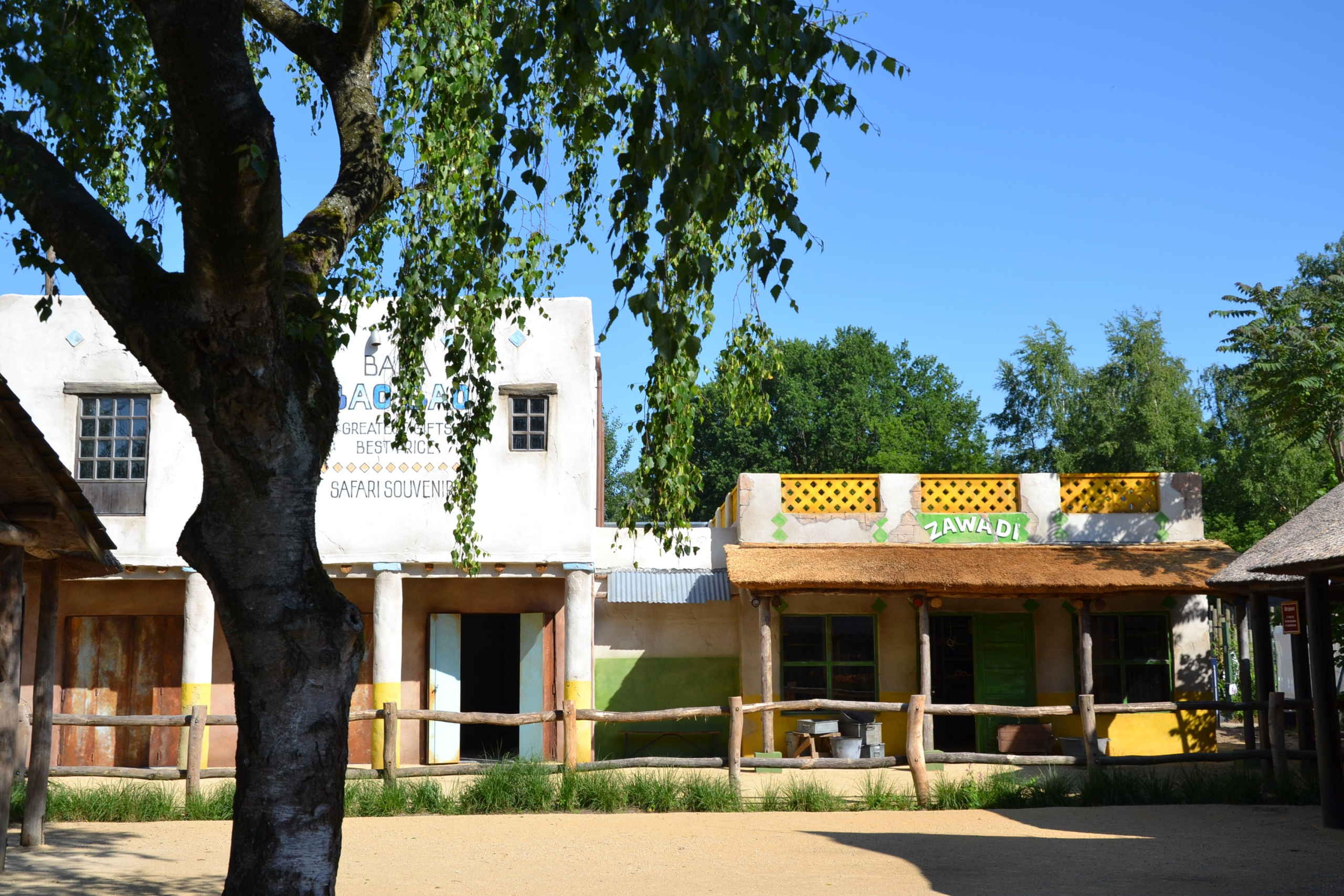 Horeca bij de entree op het Safariplein de Bara Bao-Bao en Zawabi souvenirshop in Safaripark Beekse Bergen