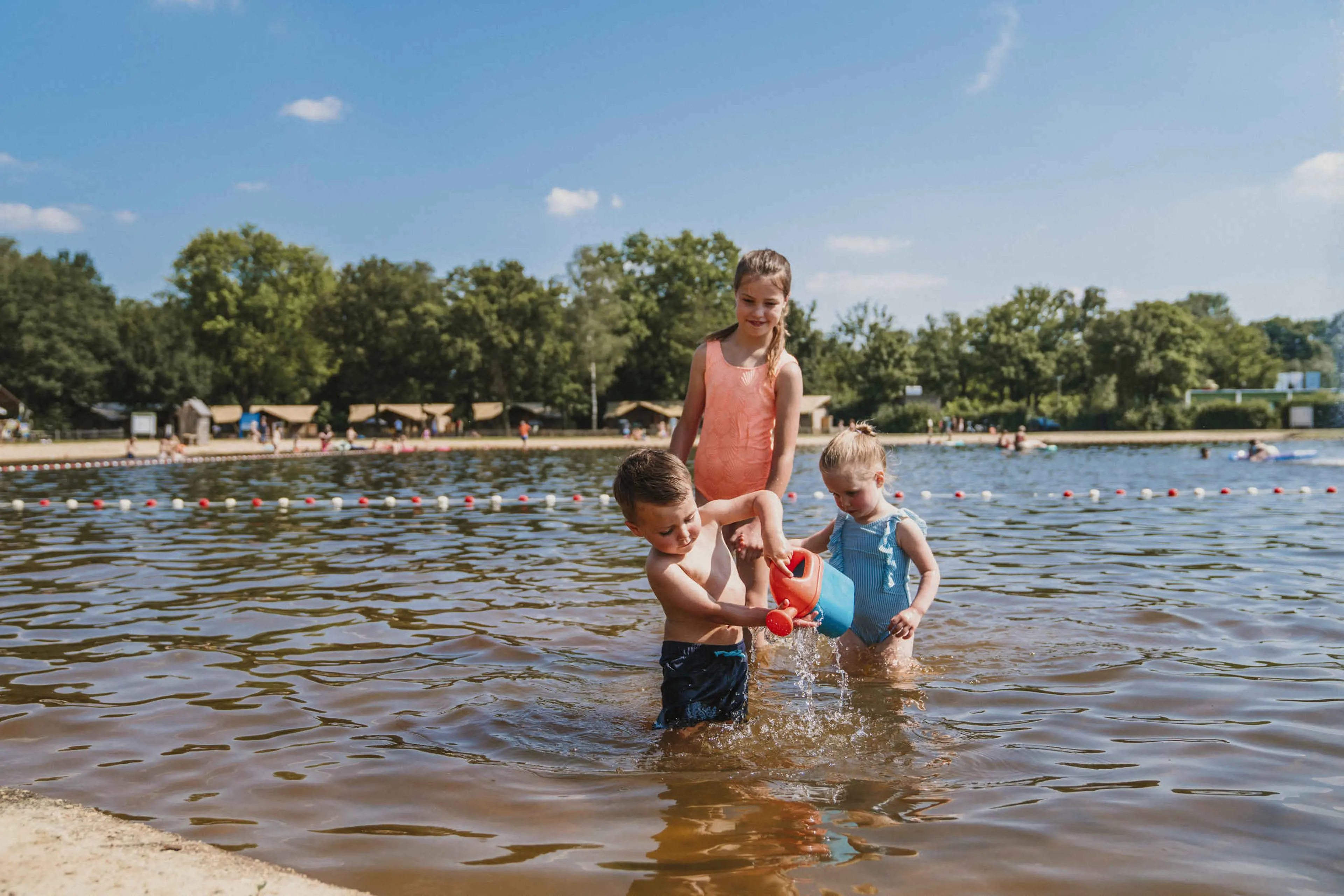 Kinderen spelen in de zwemvijver bij Vakantiepark Dierenbos