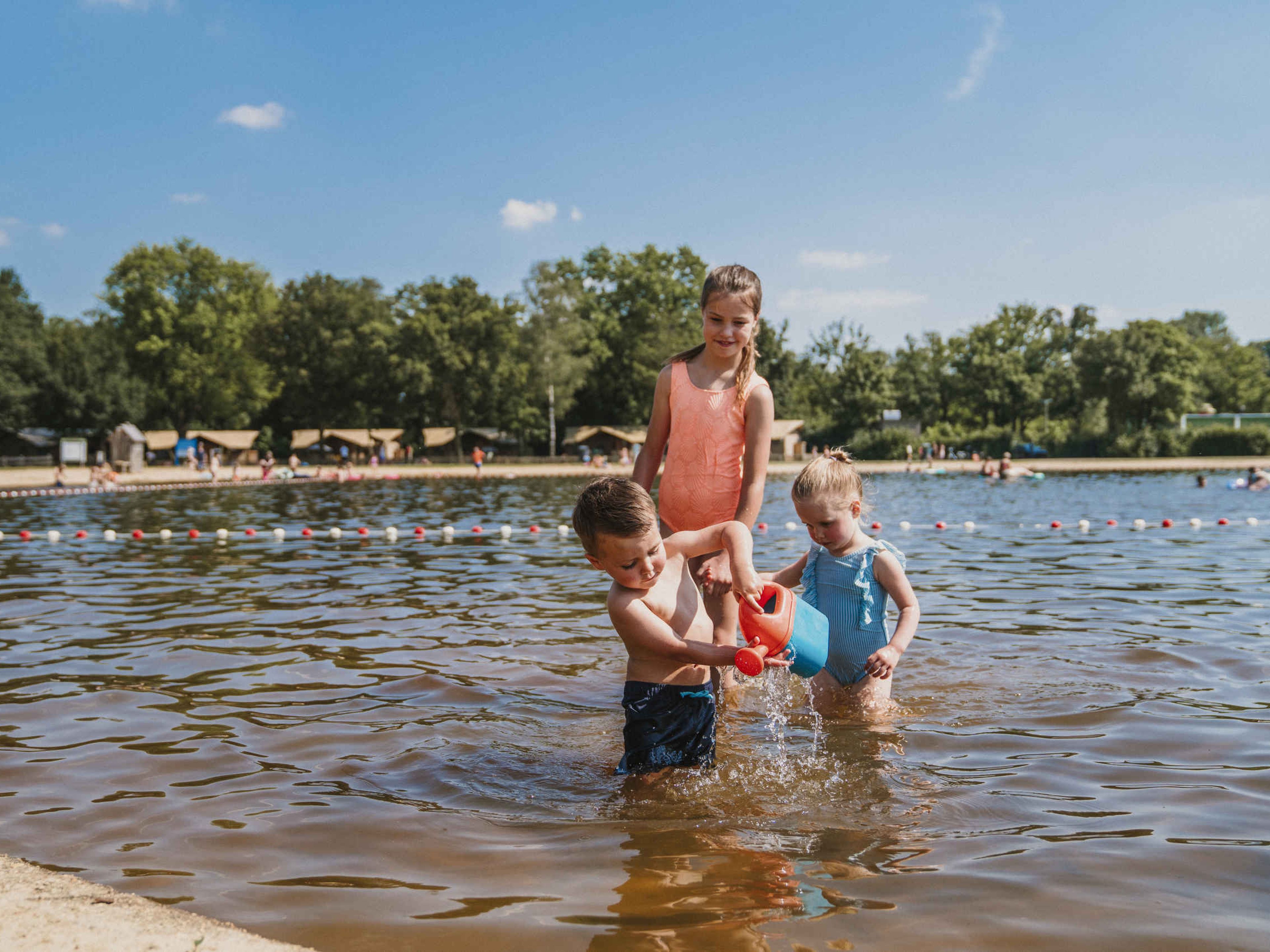 Kinderen spelen in de zwemvijver bij Vakantiepark Dierenbos