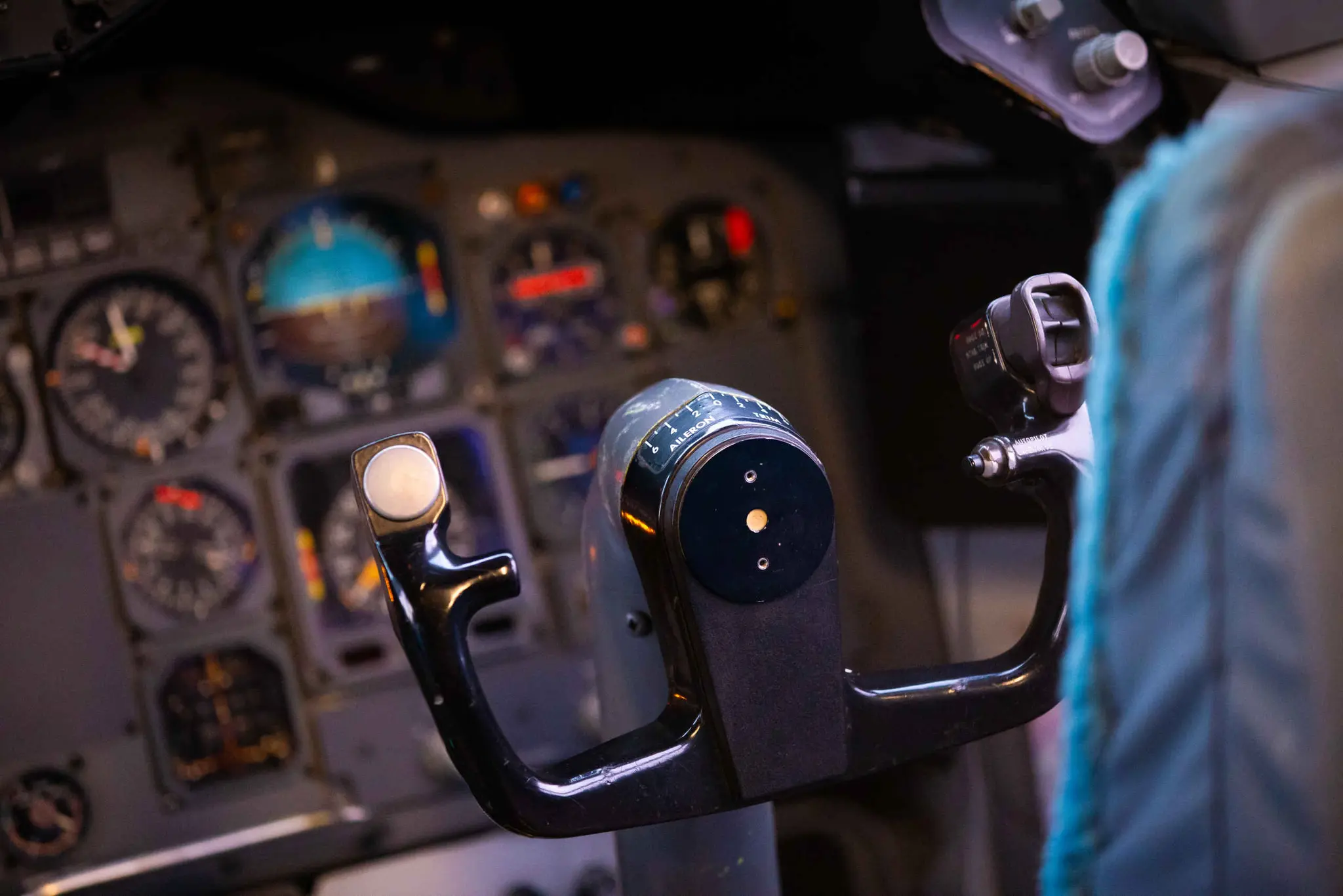 Een close-up van het stuur in de cockpit van een vliegtuig bij Luchtvaartmuseum Aviodrome