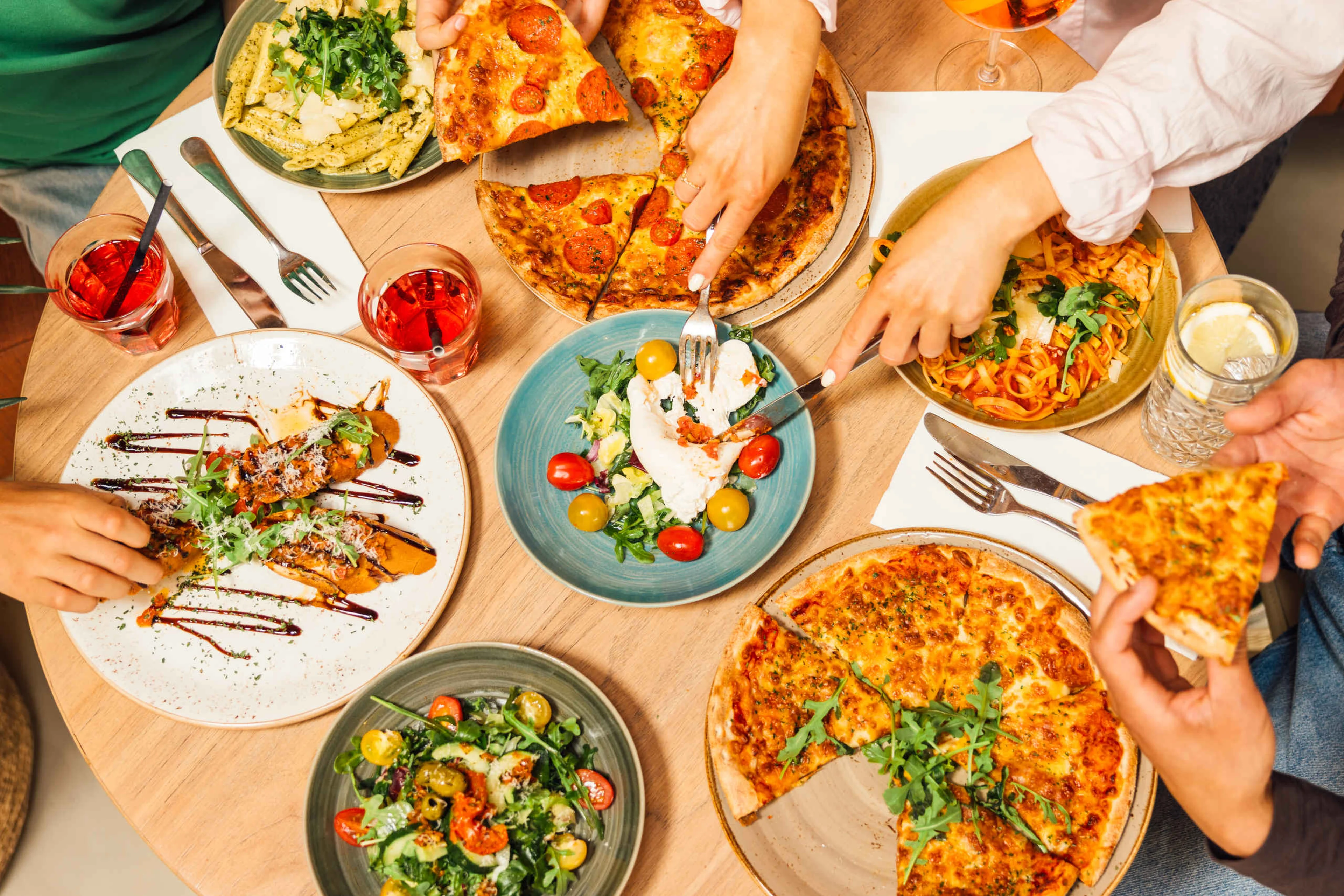 Pizza's en pasta's tafelsetting in Restaurant Labadi Beekse Bergen