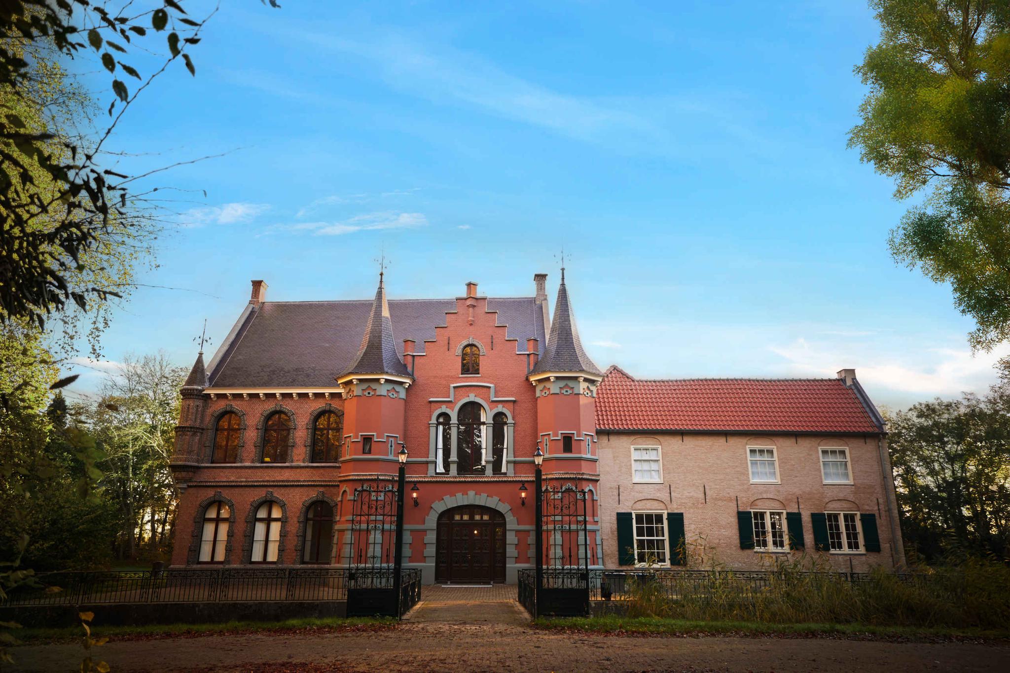 Vooraanzicht van Kasteel Steenenburg in de zomer