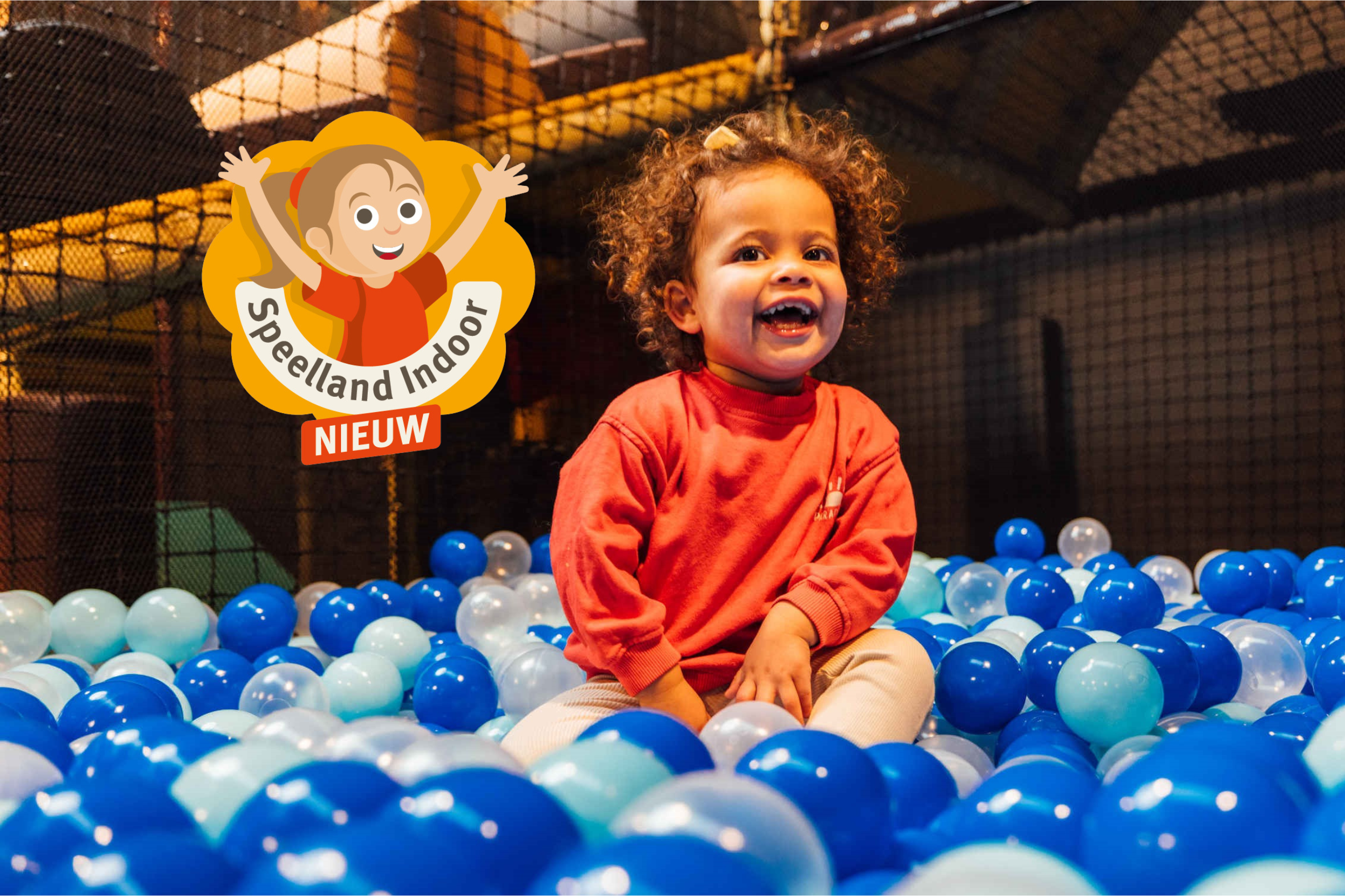 Een kind speelt in de ballenbak bij Speelland Indoor Beekse Bergen, gratis te bezoeken met de Attractiepas van Vakantiepark Dierenbos.