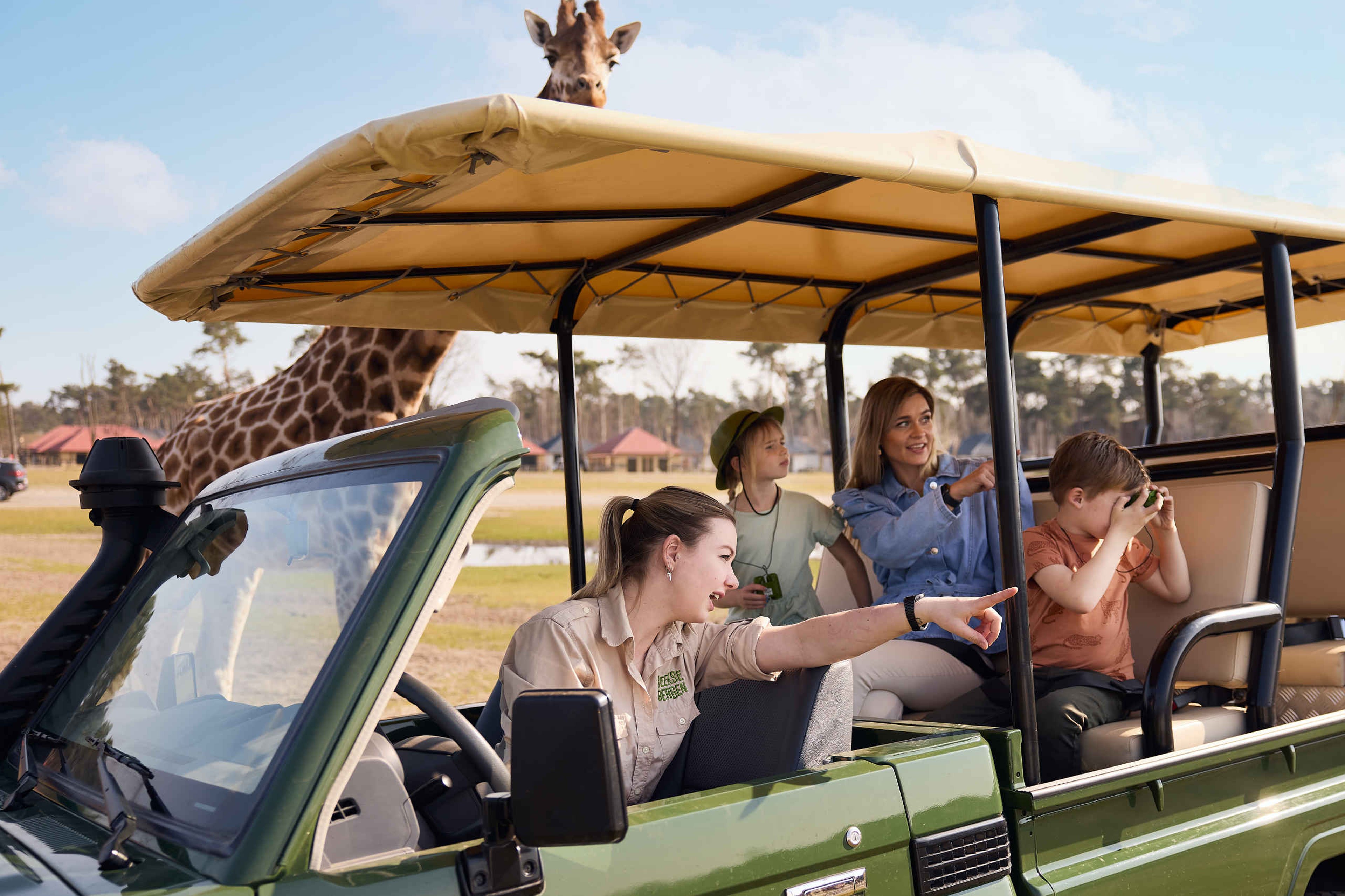 Ranger met bezoekers in gamedrive in Safaripark Beekse Bergen