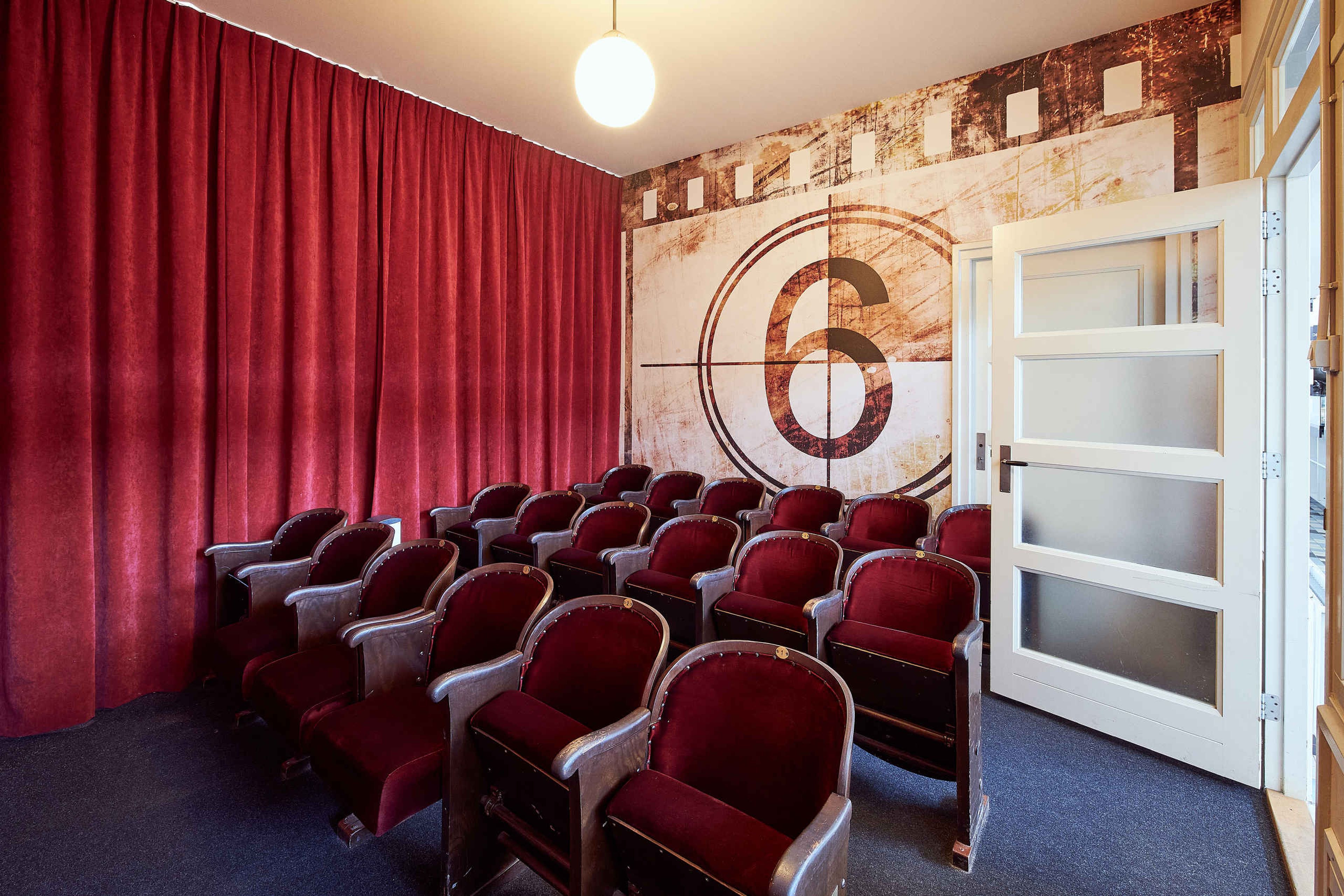 De mini bioscoop met open deur van Luchtvaartmuseum Aviodrome