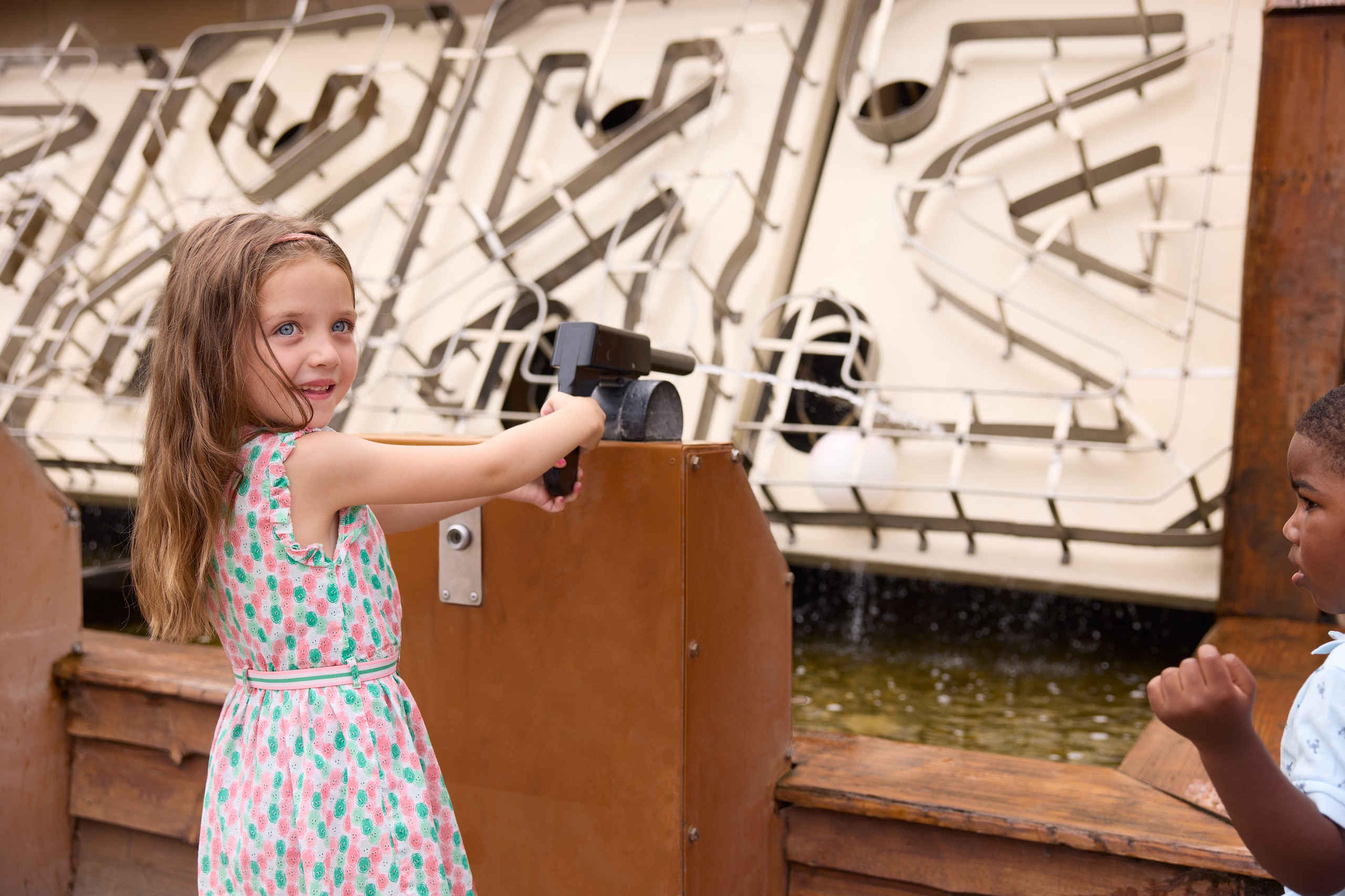 Meisje bij de waterpistolen in Speelland Beekse Bergen